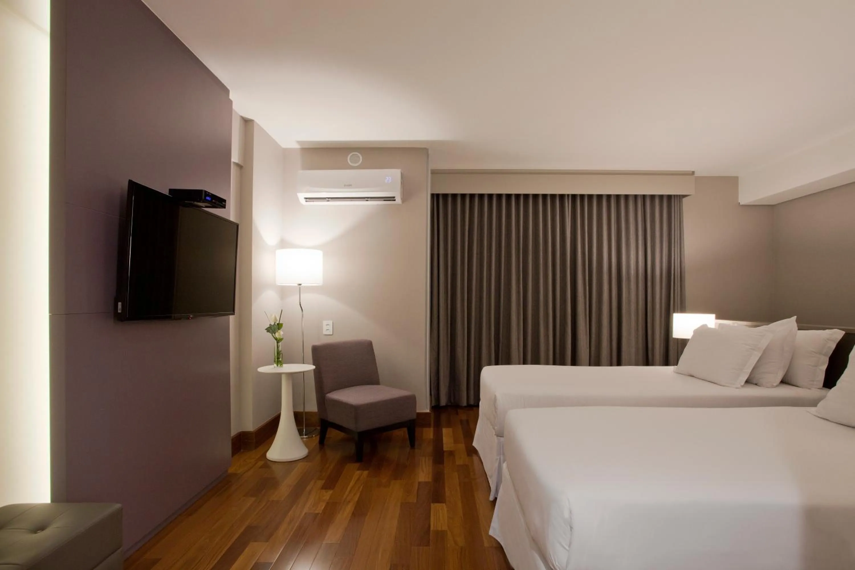 Photo of the whole room, Bed in NH Collection Curitiba