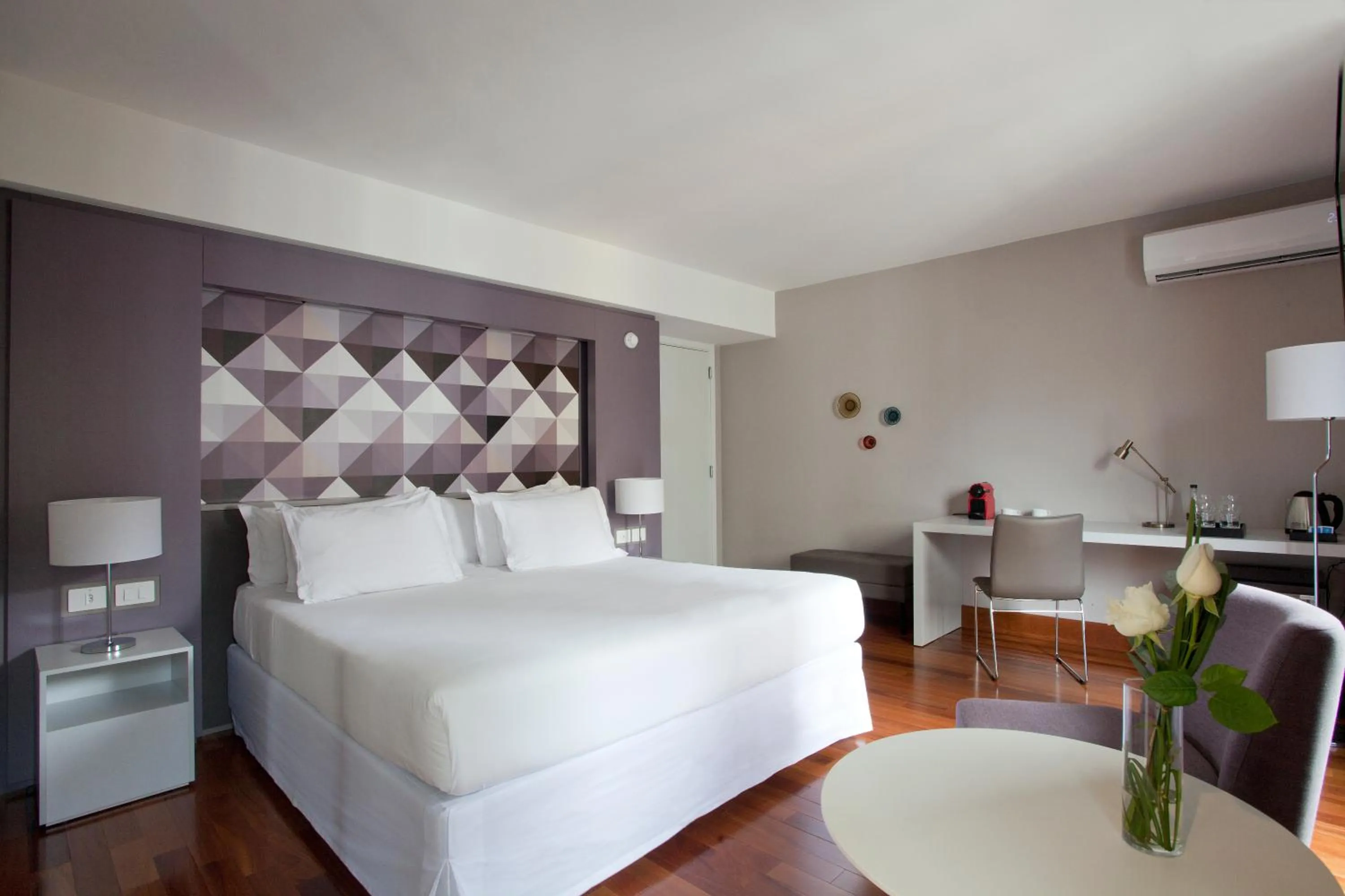 Photo of the whole room, Bed in NH Collection Curitiba