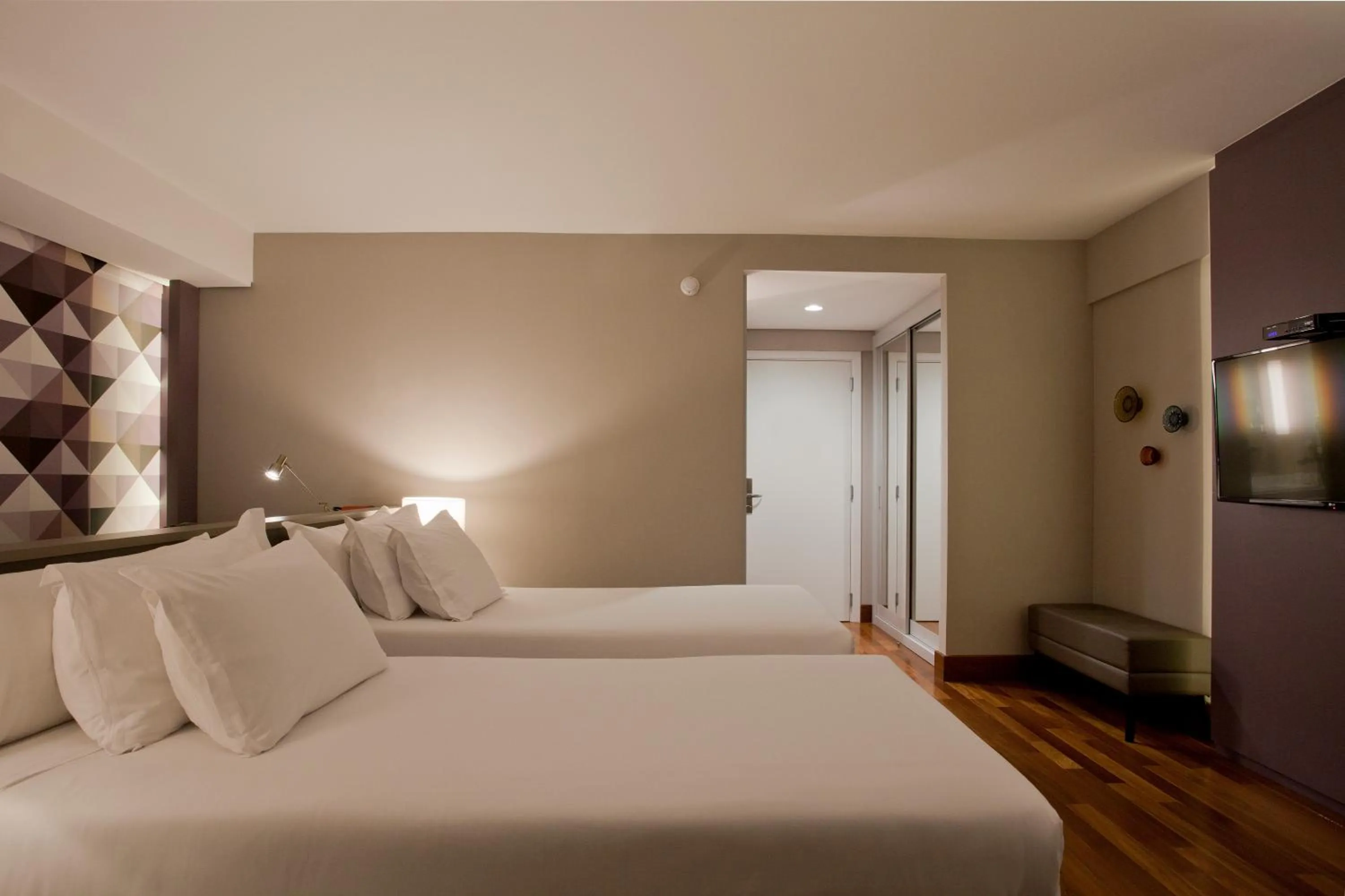 Photo of the whole room, Bed in NH Collection Curitiba