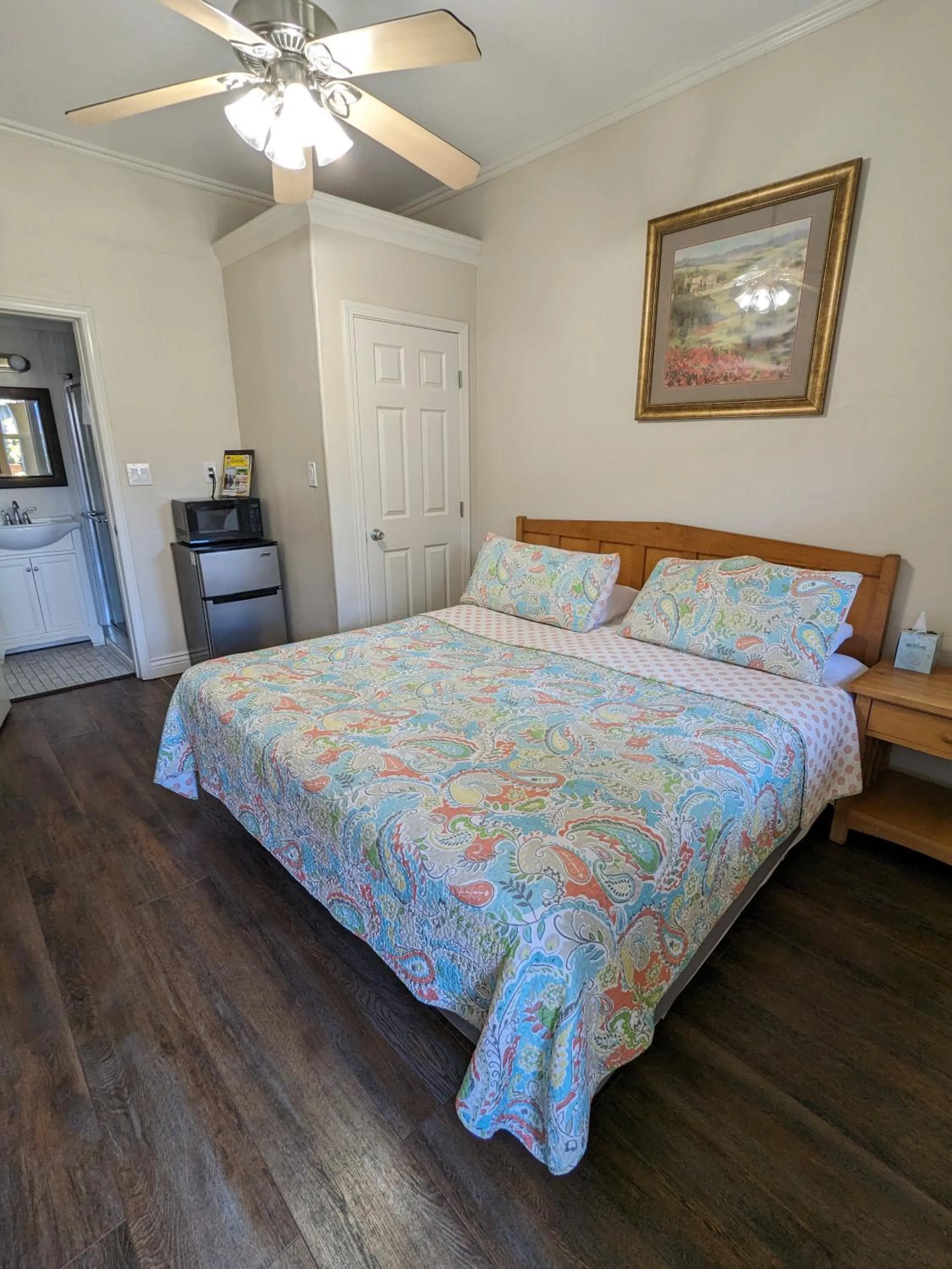 Patio, Bed in Los Gatos Garden Inn Hotel