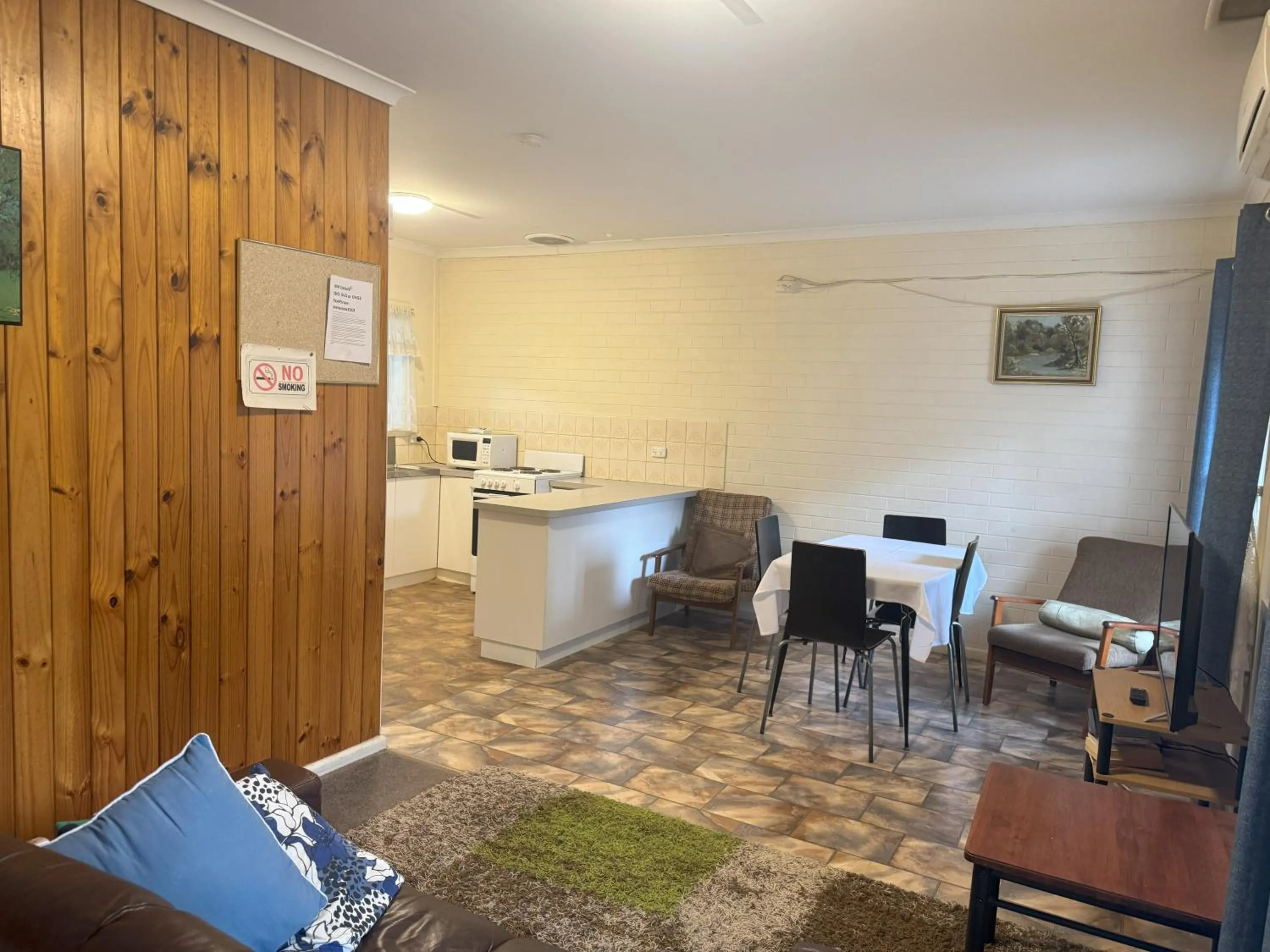 Dining area in Ovensview On Riverside