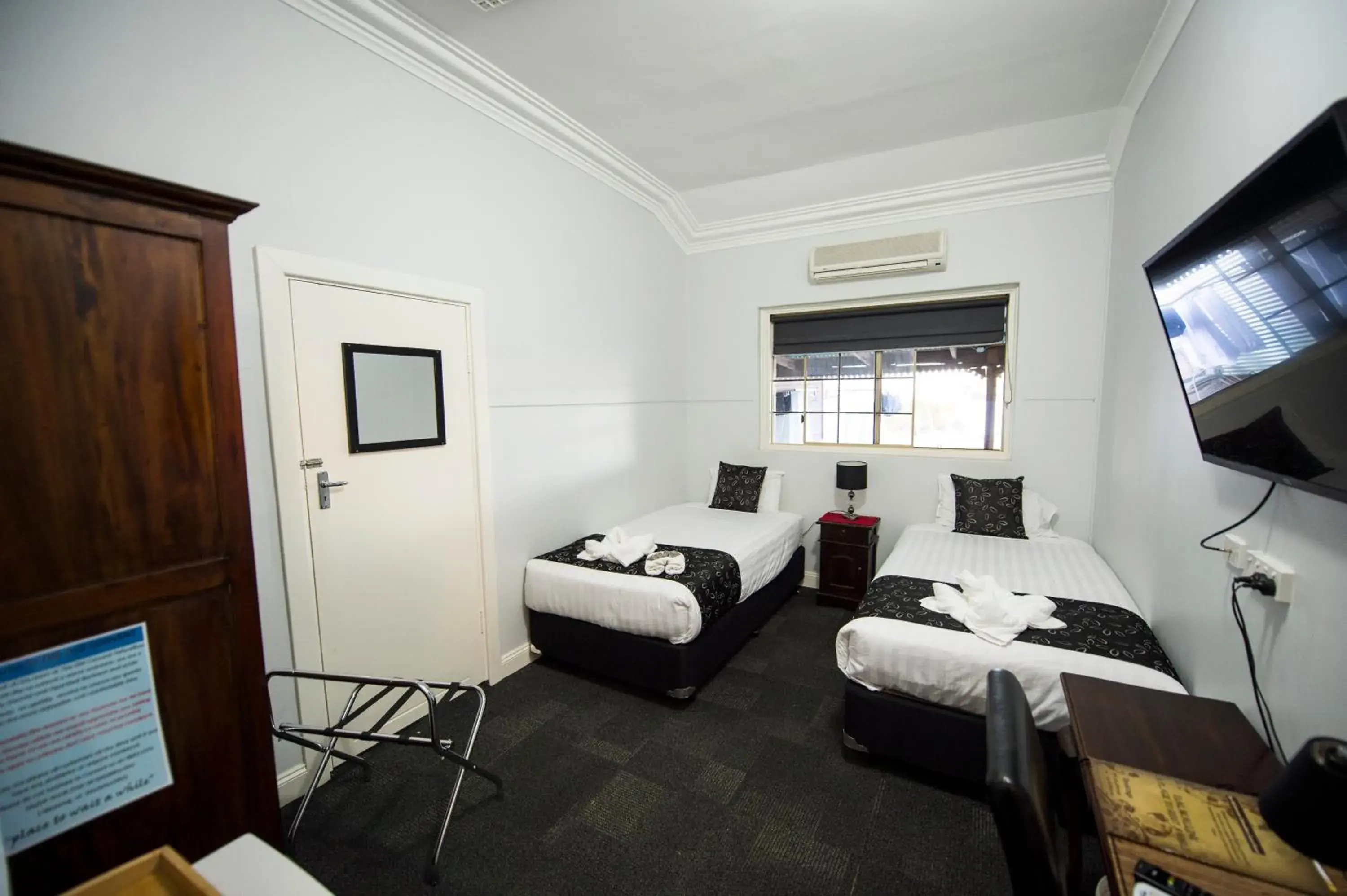 Standard Twin Room with Shared Bathroom - single occupancy in The Old Convent Dalwallinu Standard Twin Room with Shared Bathroom - single occupancy in The Old Convent Dalwallinu