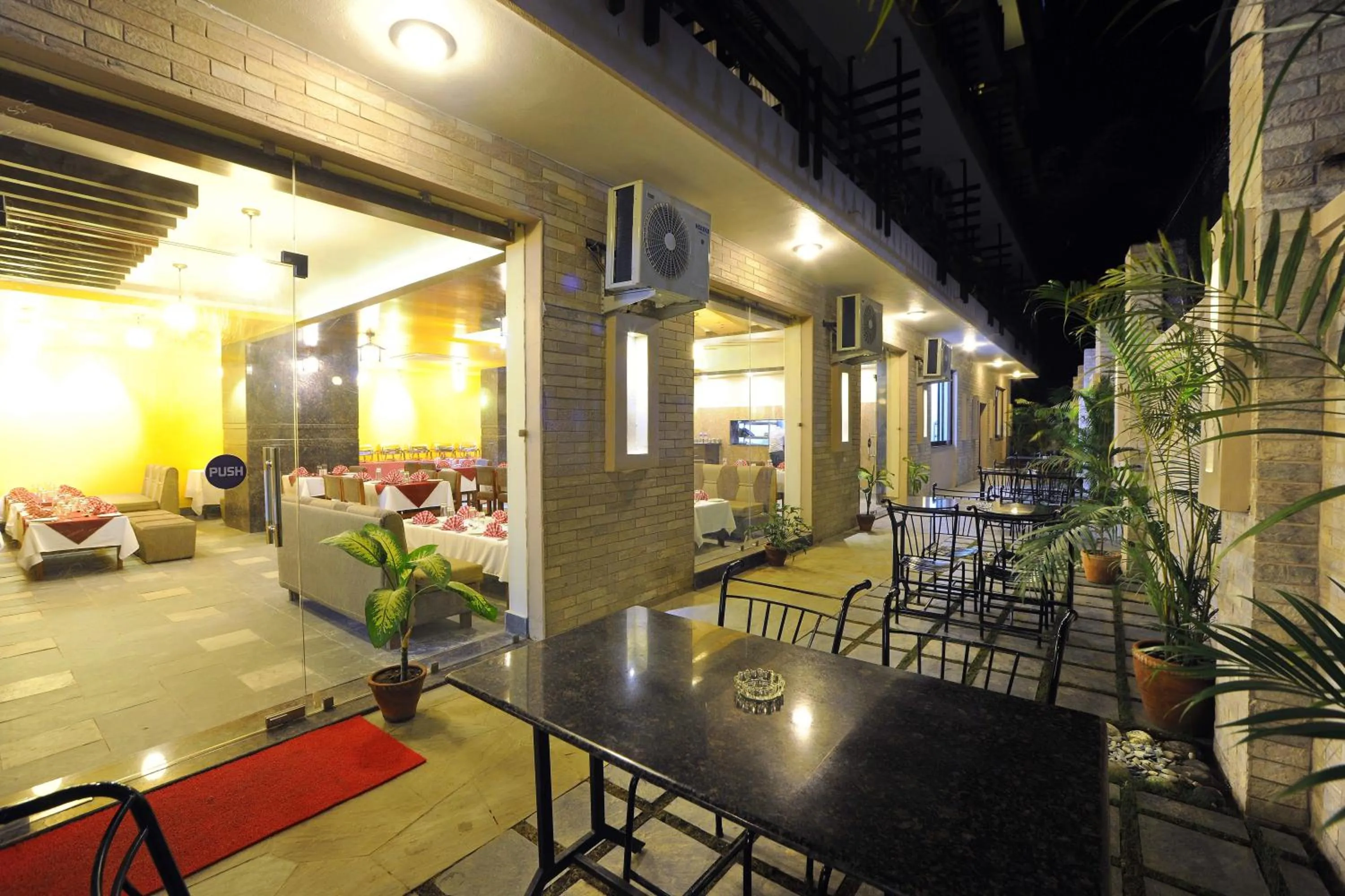 Restaurant/places to eat in Hotel Queens Park