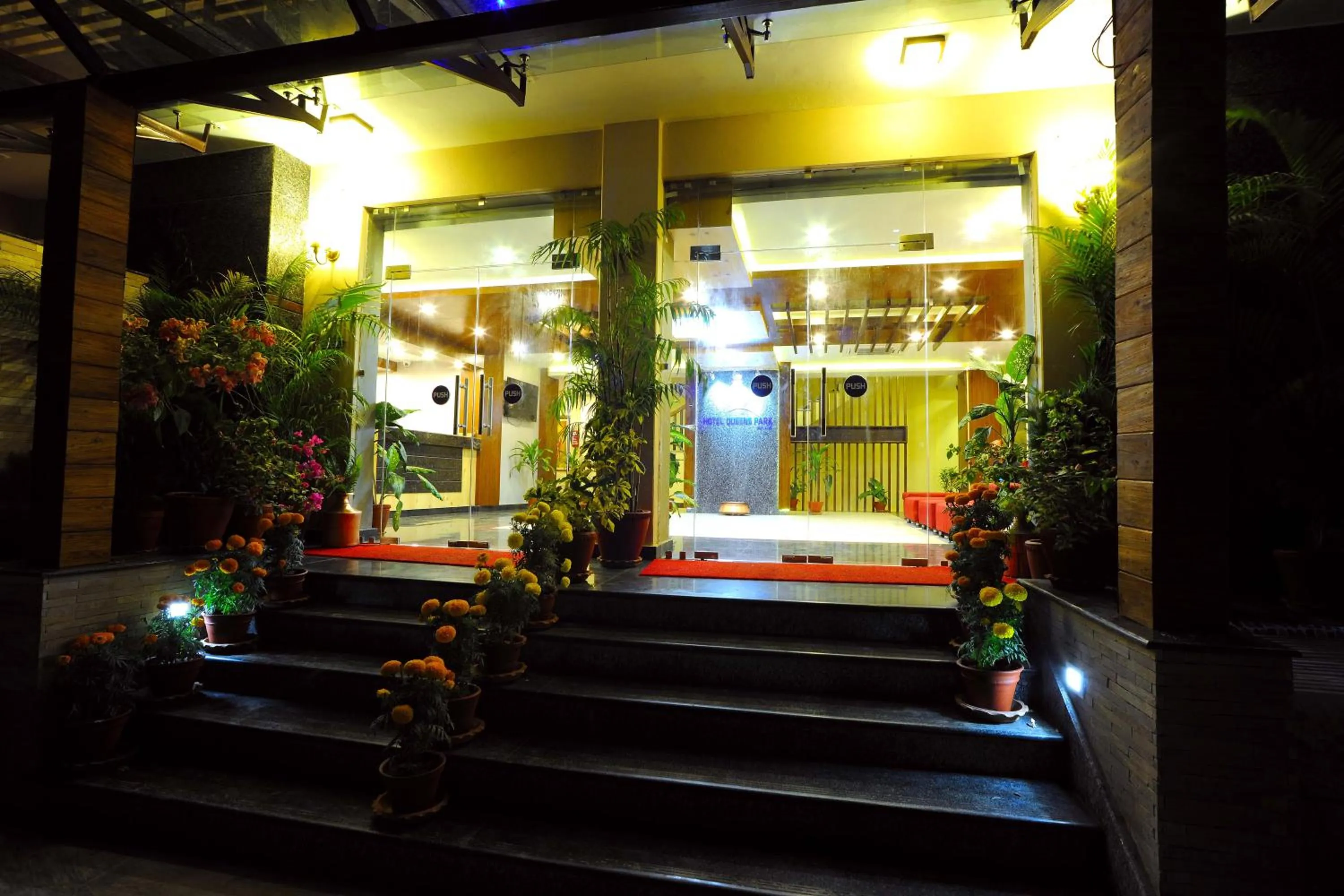 Facade/entrance in Hotel Queens Park