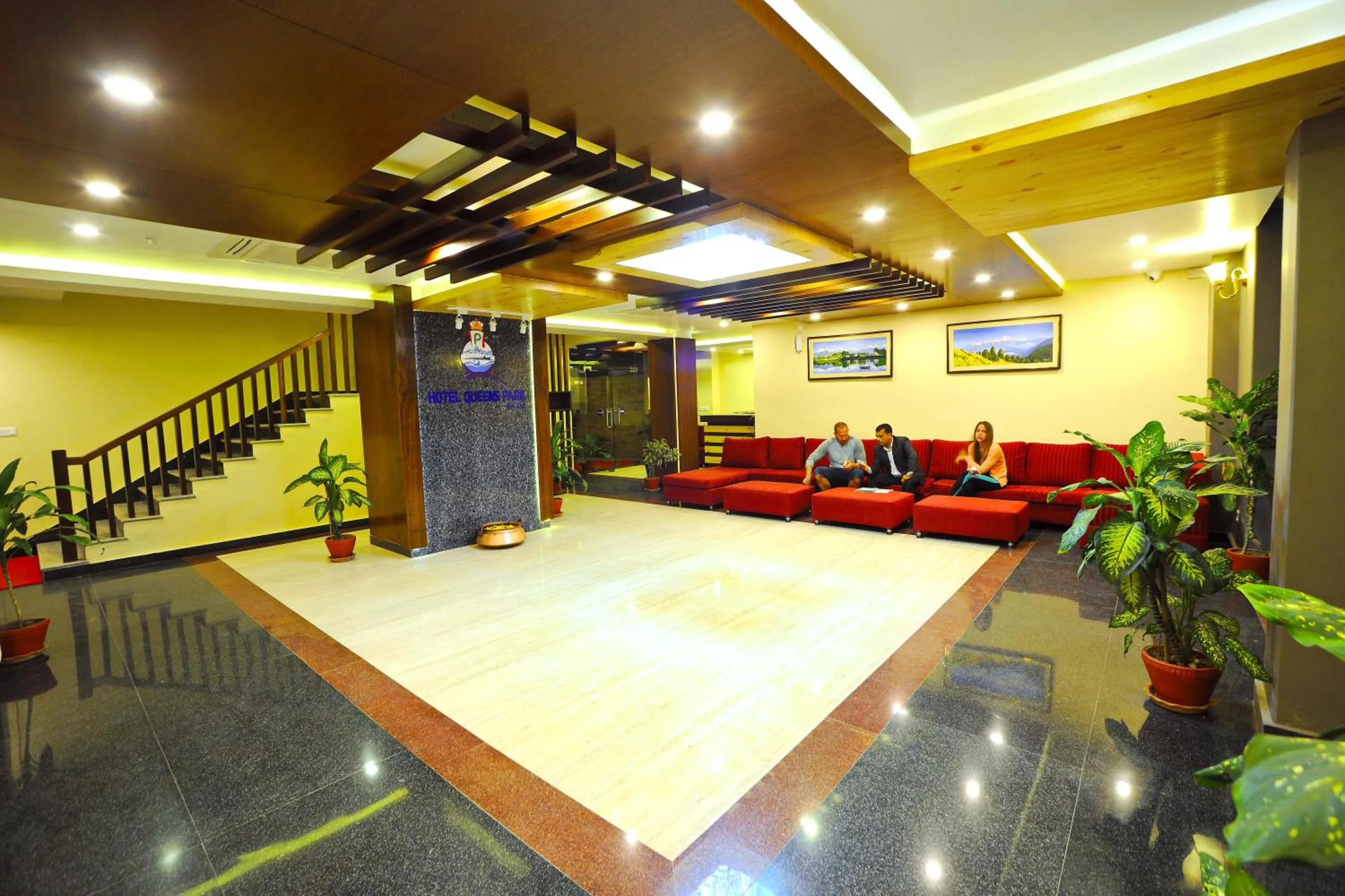 Communal lounge/ TV room in Hotel Queens Park