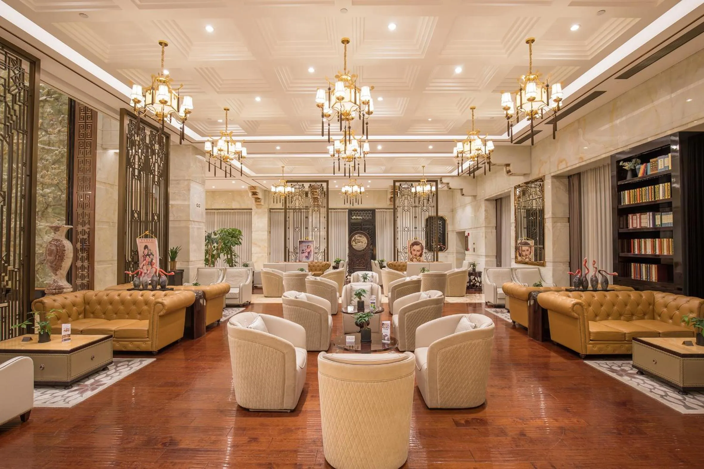 Lounge or bar in Royal Garden Hotel Shanghai-Free Shuttle to and From Disney & PVG & close Metro Line2 easy to SHA New Expo