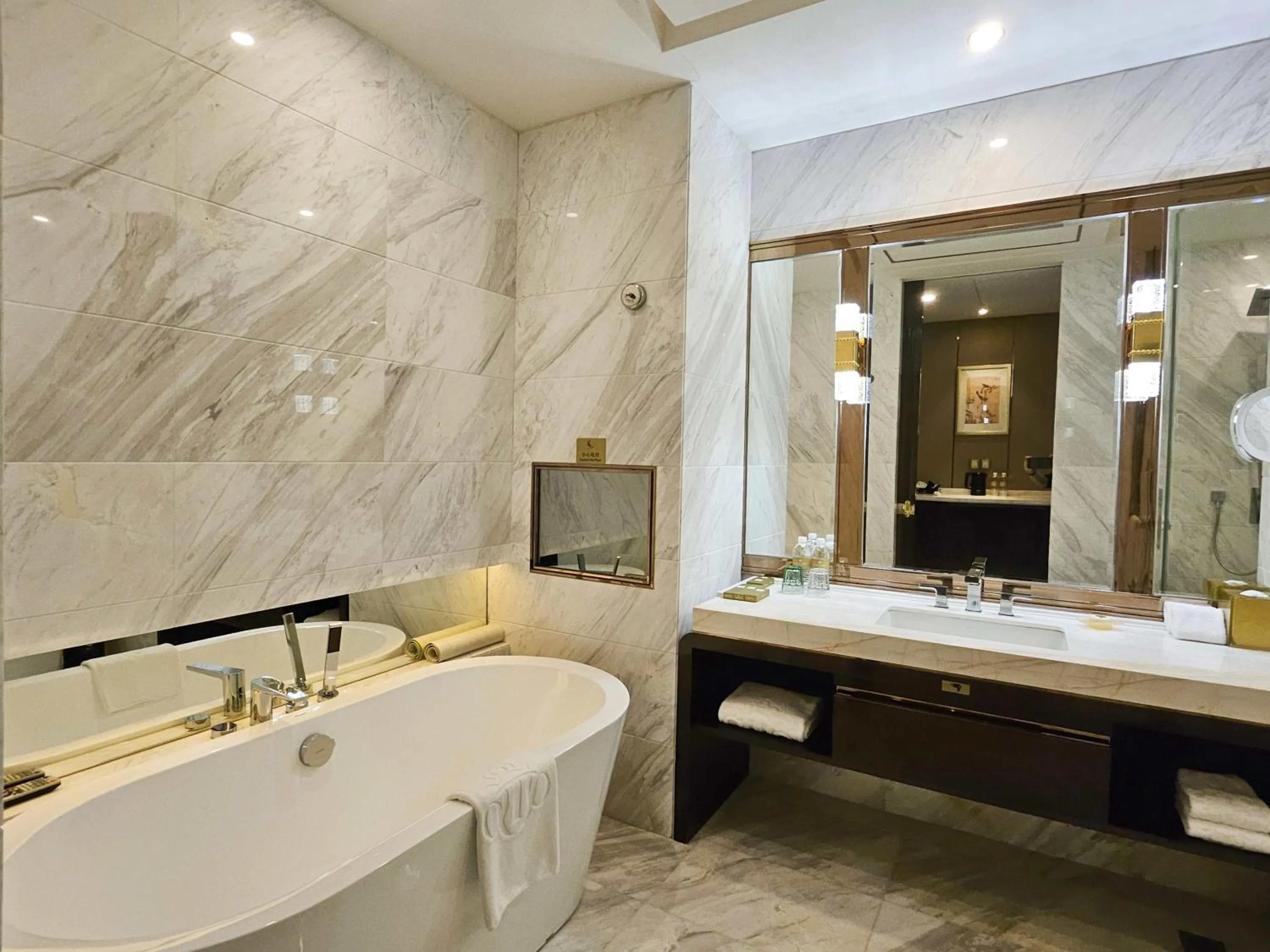 Hot Tub in Royal Garden Hotel Shanghai-Free Shuttle to and From Disney & PVG & close Metro Line2 easy to SHA New Expo