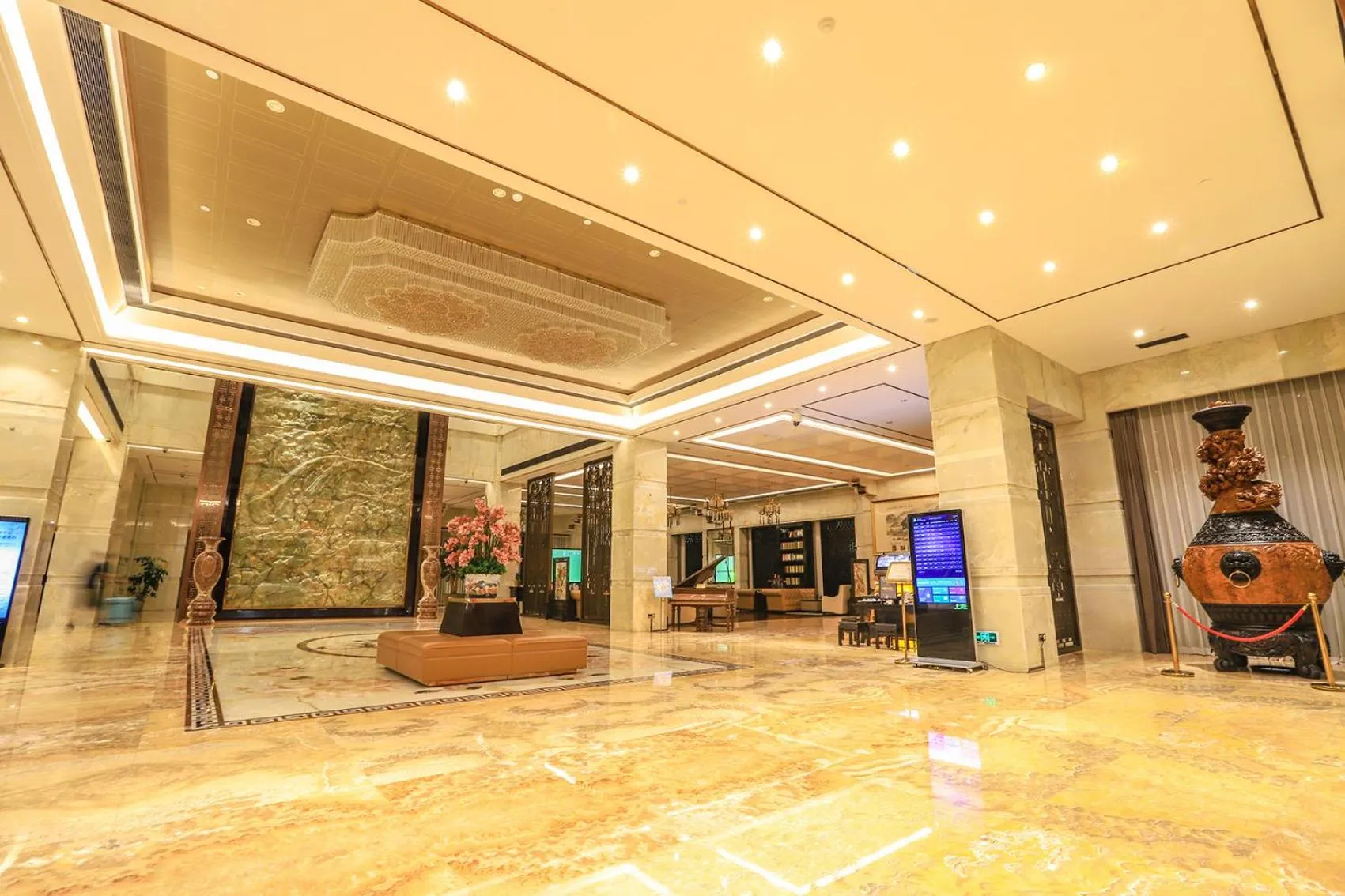 Lobby or reception in Royal Garden Hotel Shanghai-Free Shuttle to and From Disney & PVG & close Metro Line2 easy to SHA New Expo