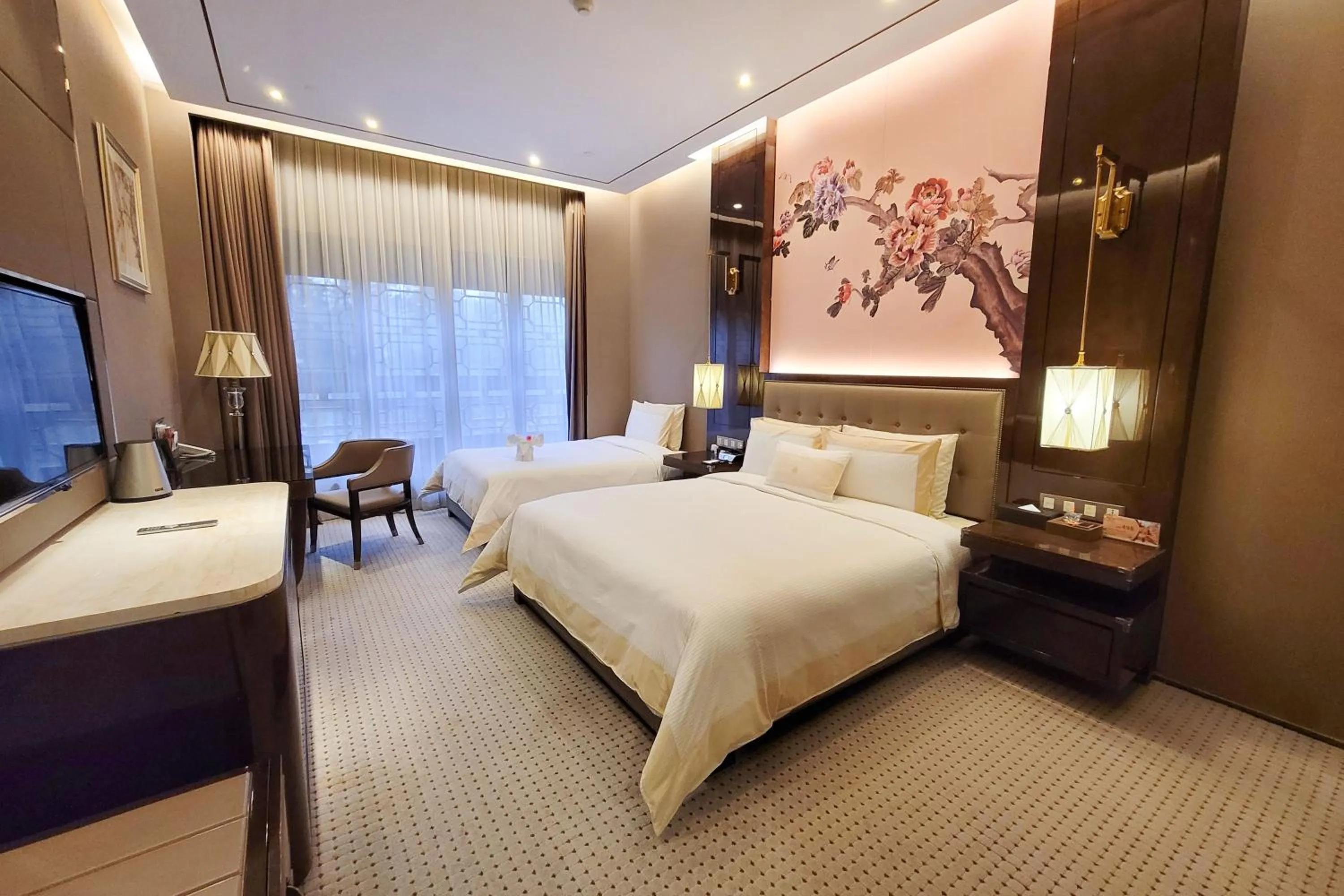 Patio, Bed in Royal Garden Hotel Shanghai-Free Shuttle to and From Disney & PVG & close Metro Line2 easy to SHA New Expo