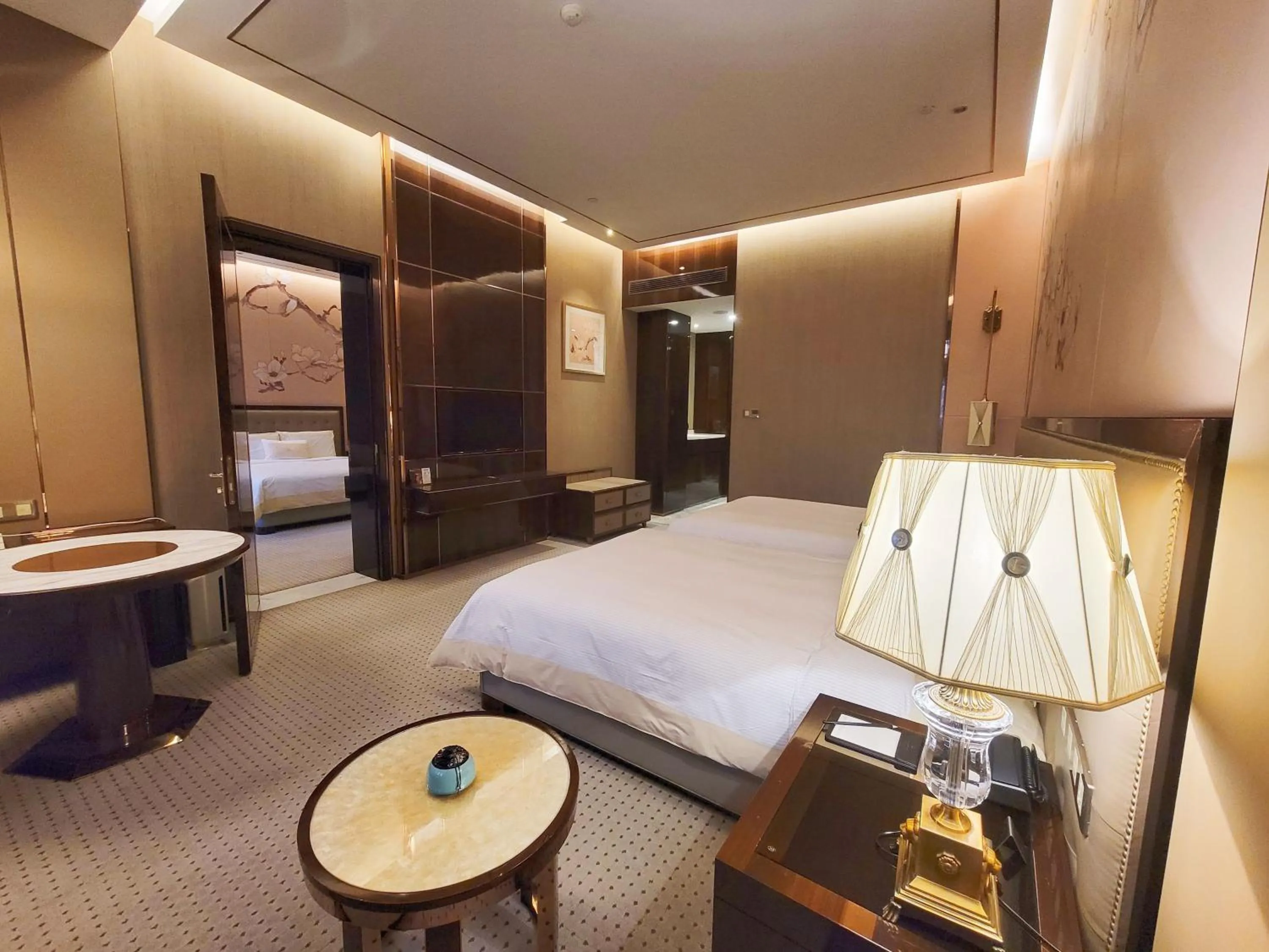 Photo of the whole room, Bed in Royal Garden Hotel Shanghai