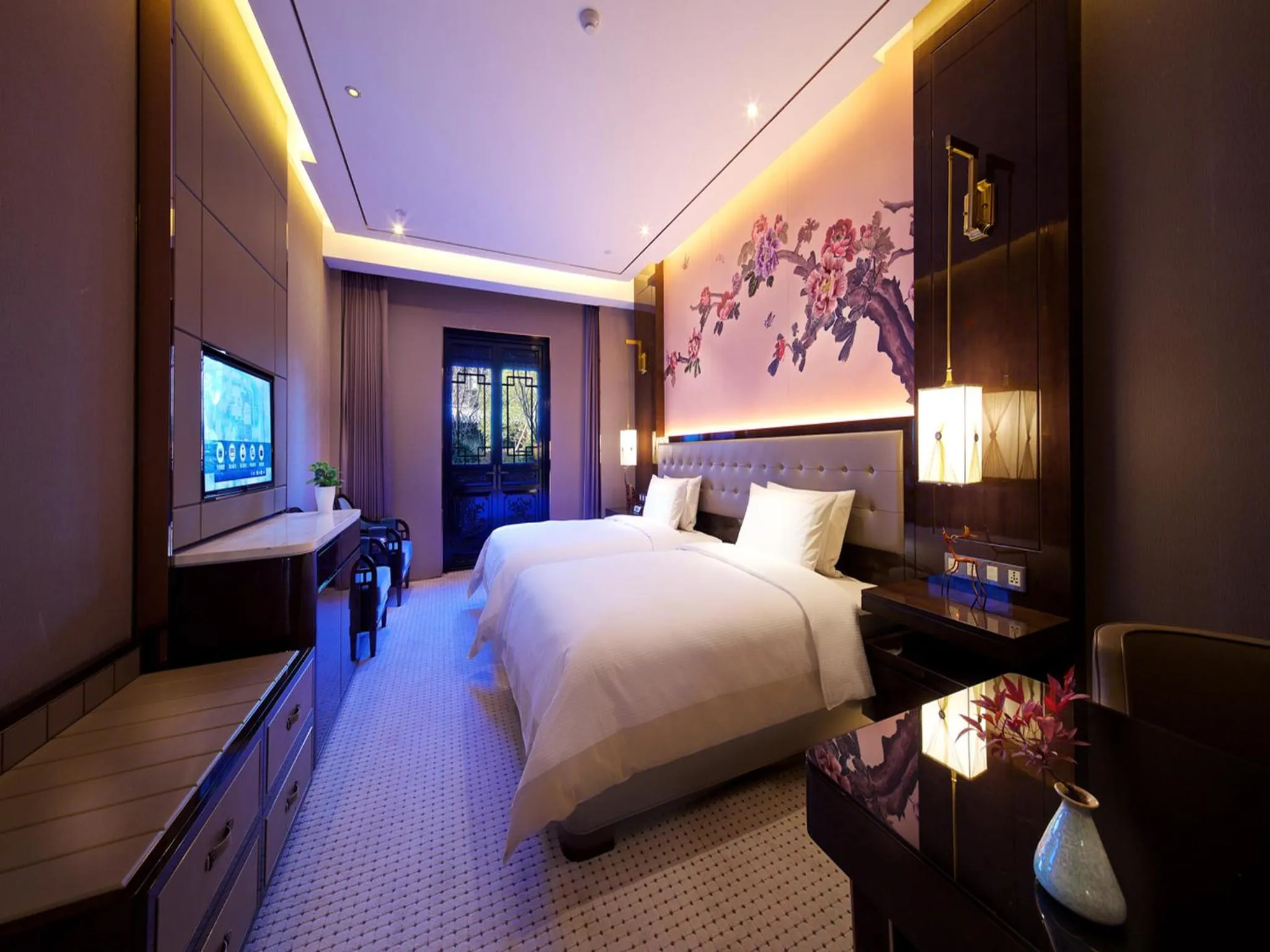 Bedroom, Bed in Royal Garden Hotel Shanghai-Free Shuttle to and From Disney & PVG & close Metro Line2 easy to SHA New Expo