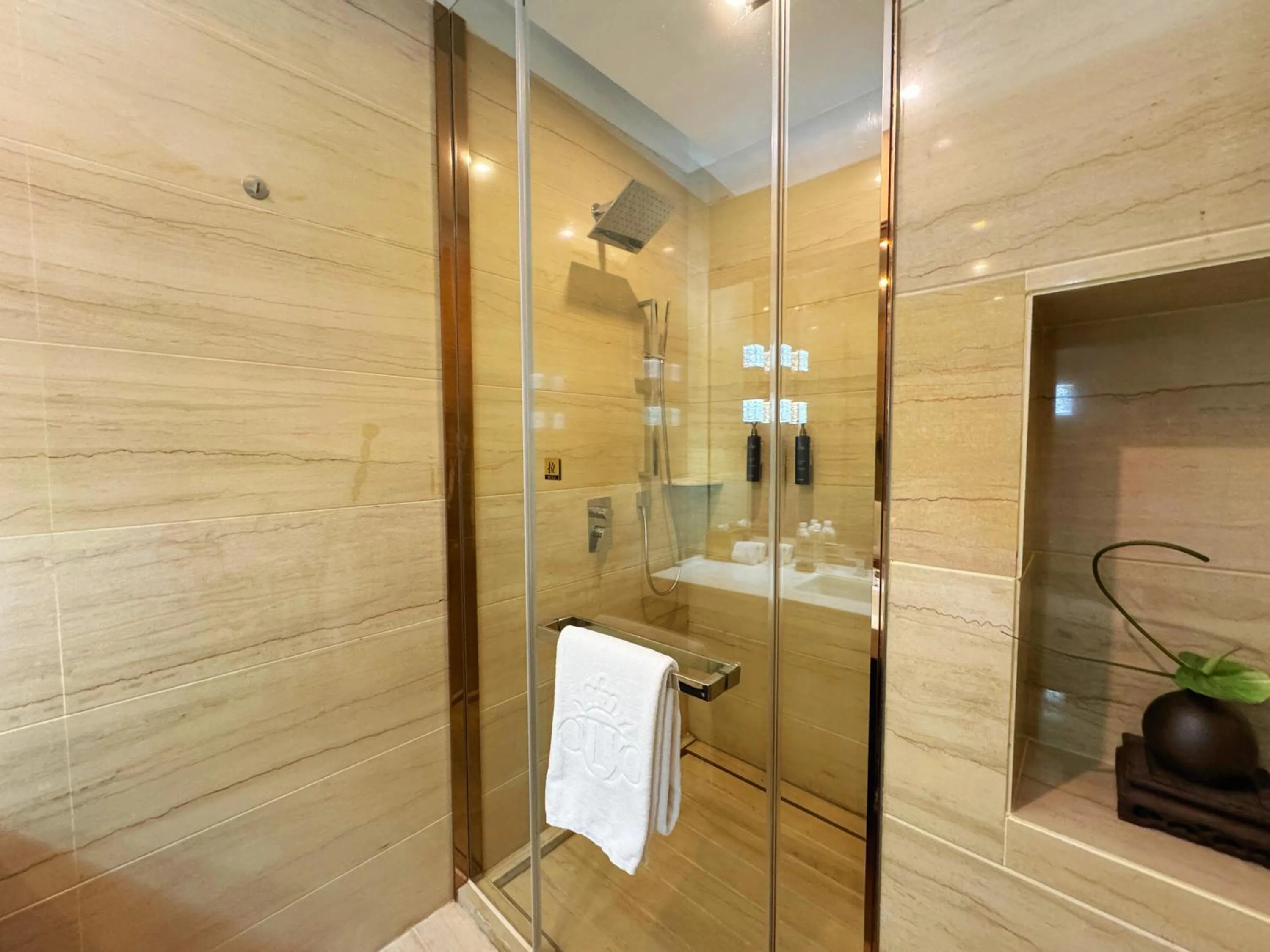 Shower in Royal Garden Hotel Shanghai