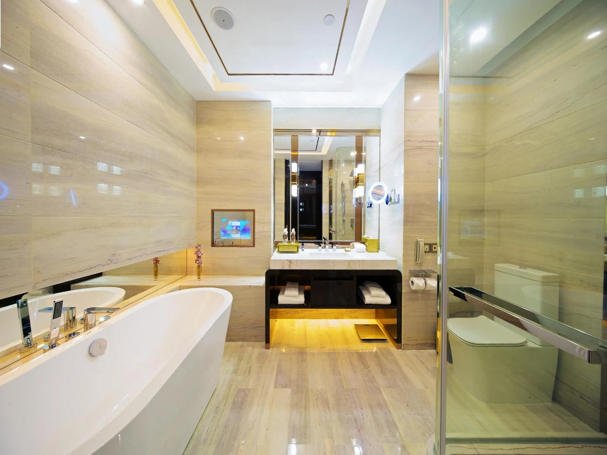 Toilet in Royal Garden Hotel Shanghai-Free Shuttle to and From Disney & PVG & close Metro Line2 easy to SHA New Expo
