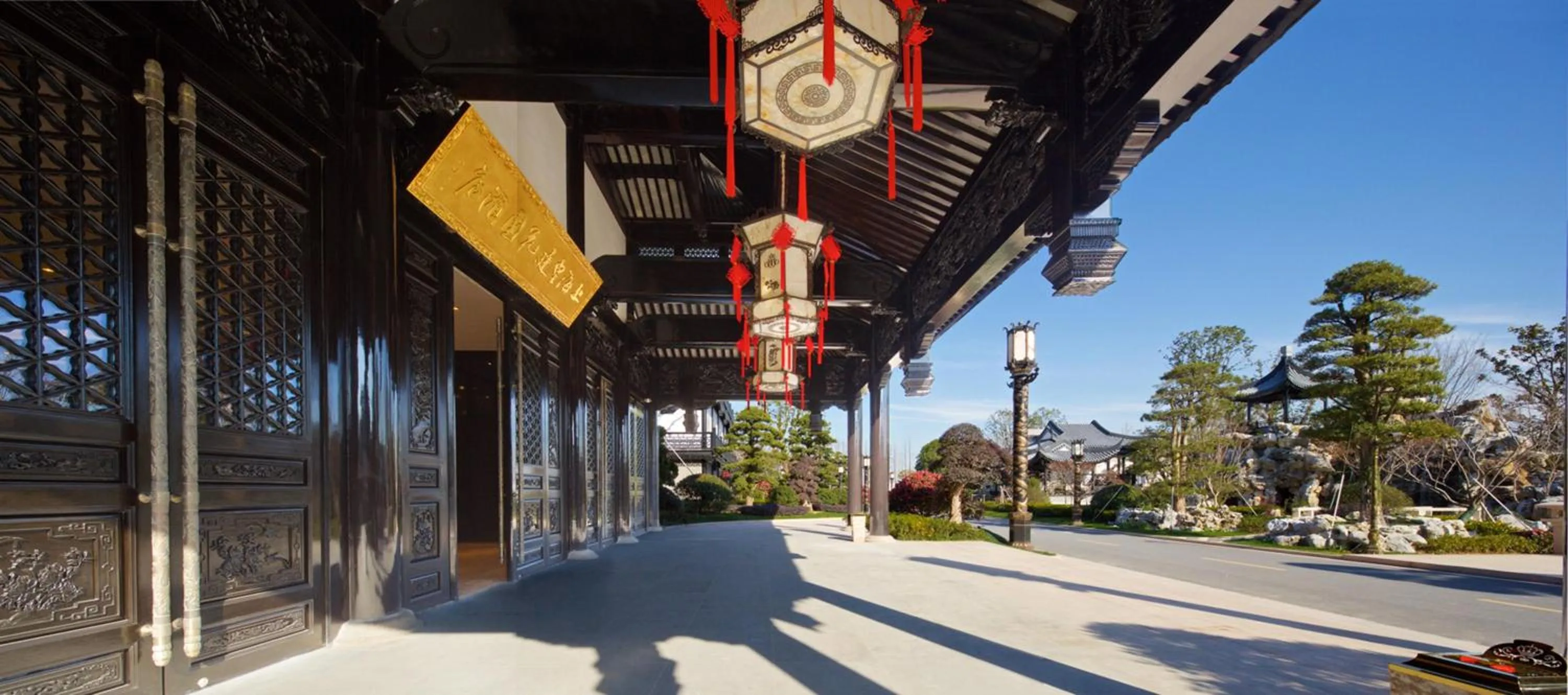 Property building in Royal Garden Hotel Shanghai-Free Shuttle to and From Disney & PVG & close Metro Line2 easy to SHA New Expo