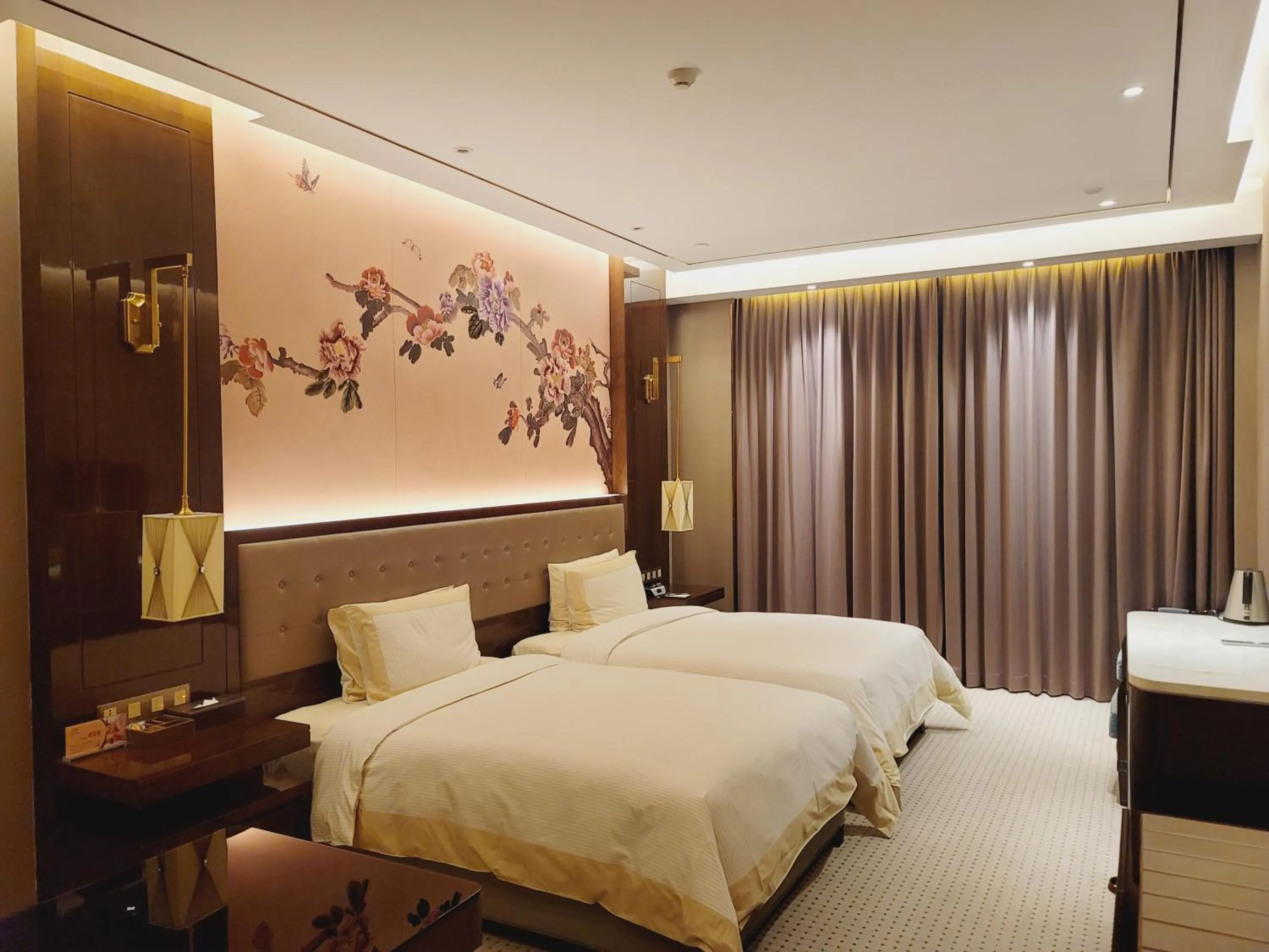 hair dresser, Bed in Royal Garden Hotel Shanghai-Free Shuttle to and From Disney & PVG & close Metro Line2 easy to SHA New Expo