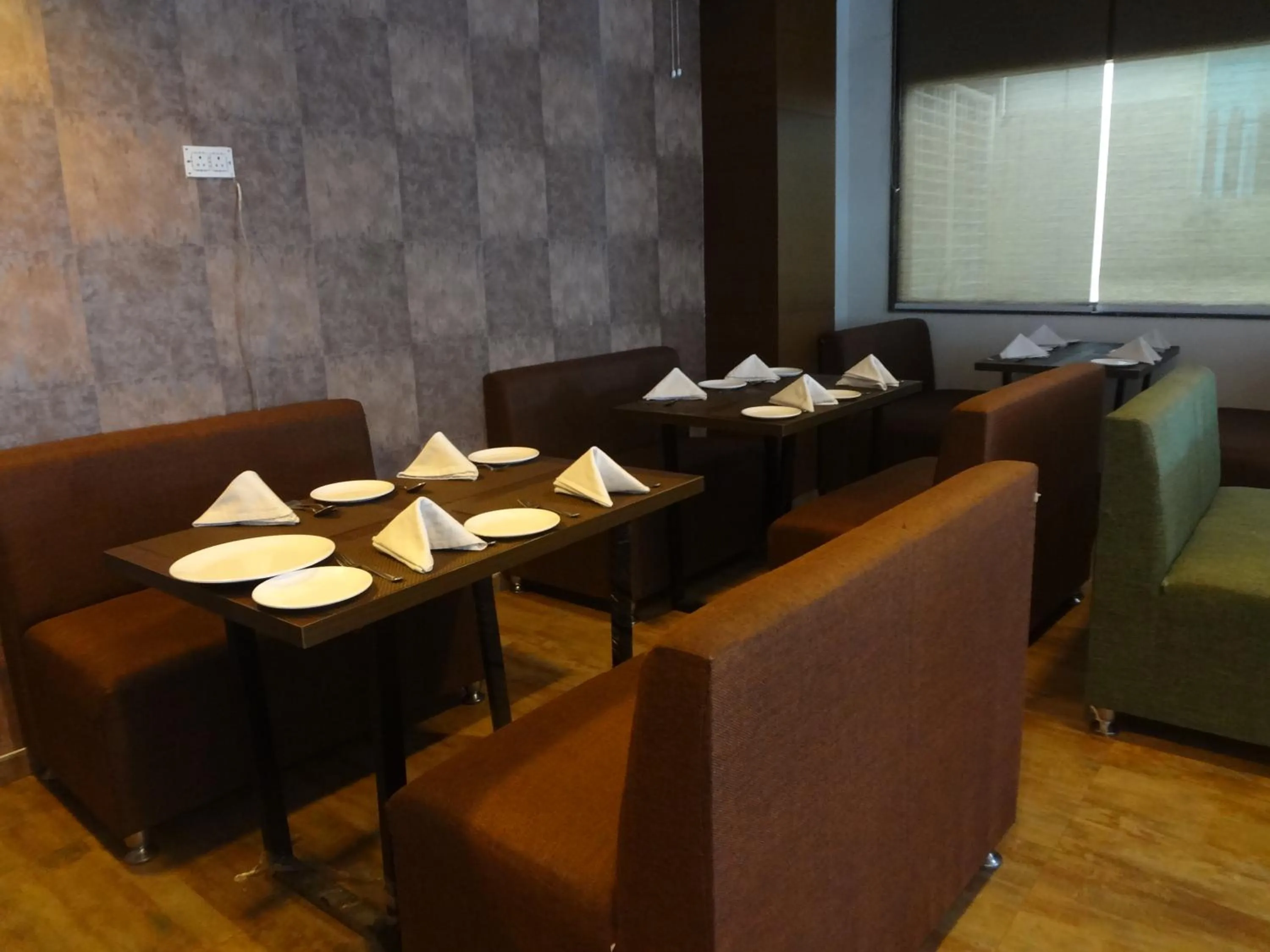 Restaurant/places to eat in Hotel Vintage