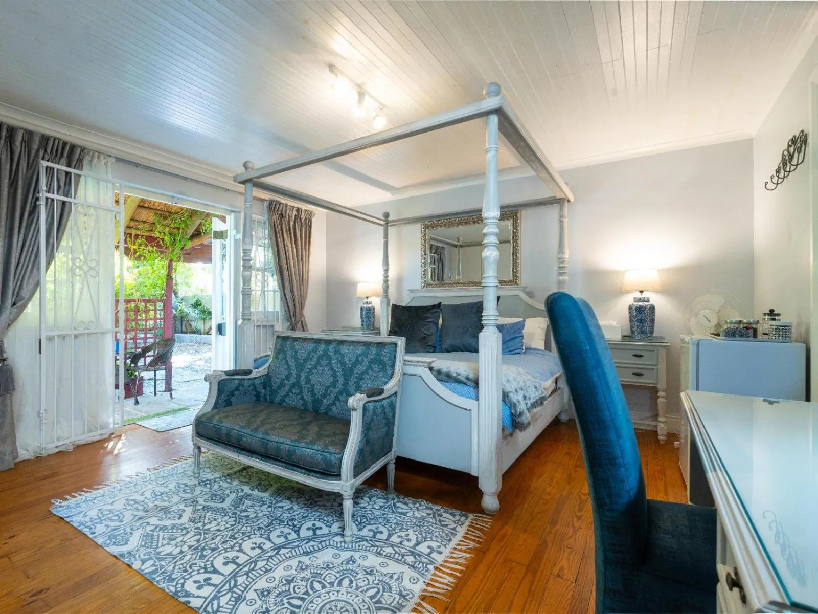 Photo of the whole room, Bed in Inn-Style