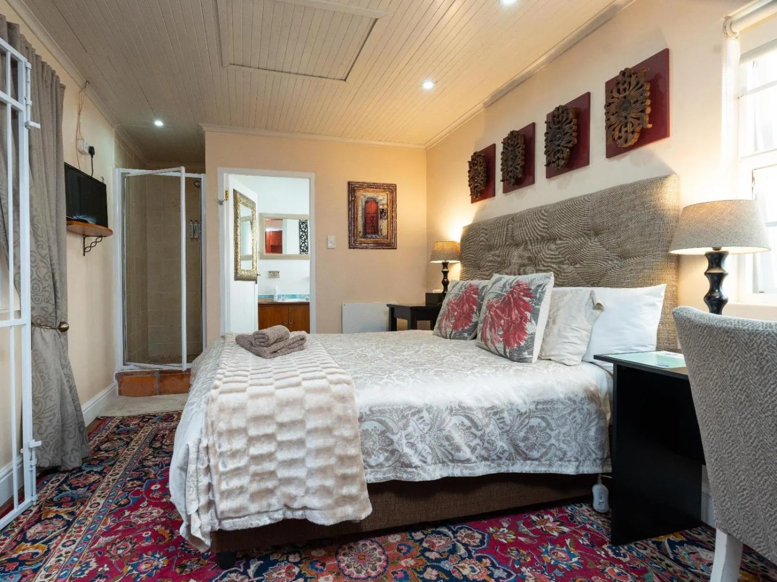 Shower, Bed in Inn-Style