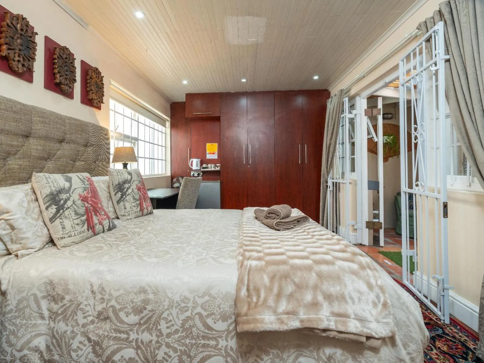 Photo of the whole room, Bed in Inn-Style