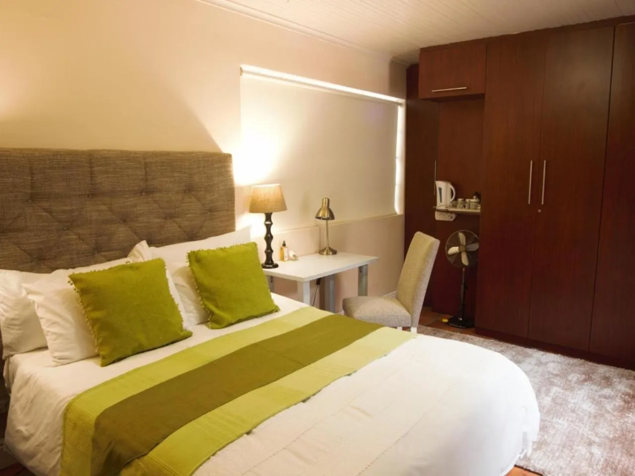 Photo of the whole room, Bed in Inn-Style