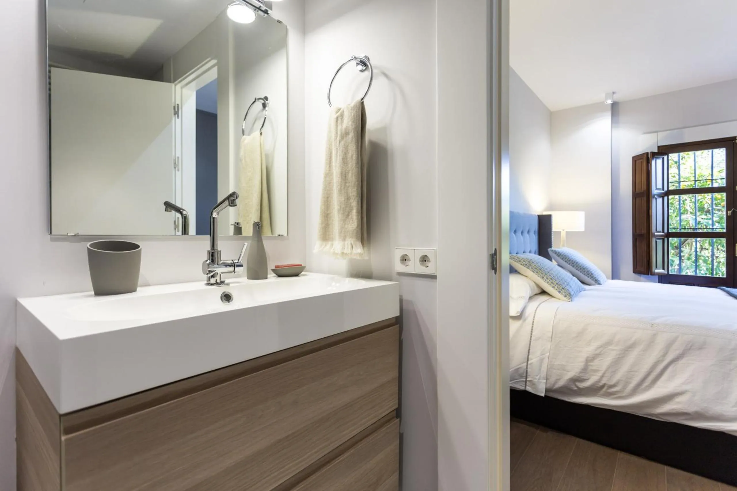 Bathroom, Bed in Plaza de Refinadores
