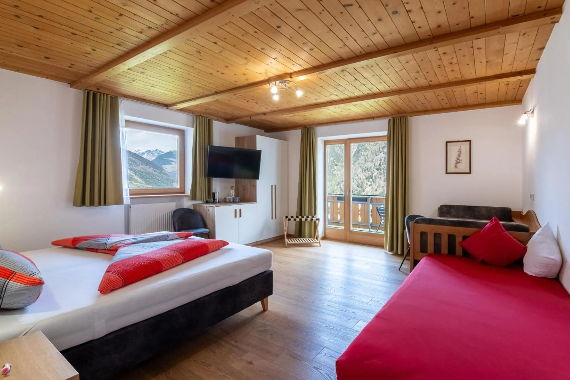 View (from property/room), Bed in Hotel Chavalatsch