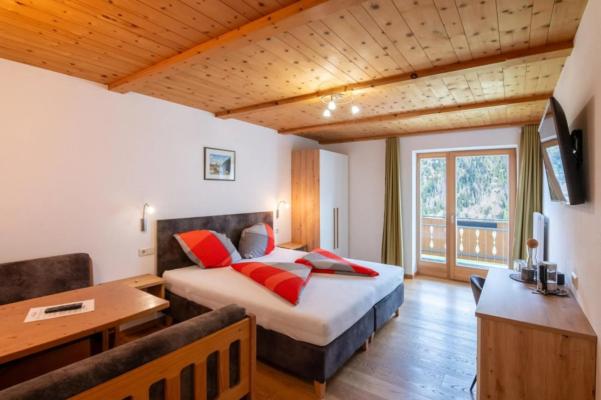 Photo of the whole room, Bed in Hotel Chavalatsch