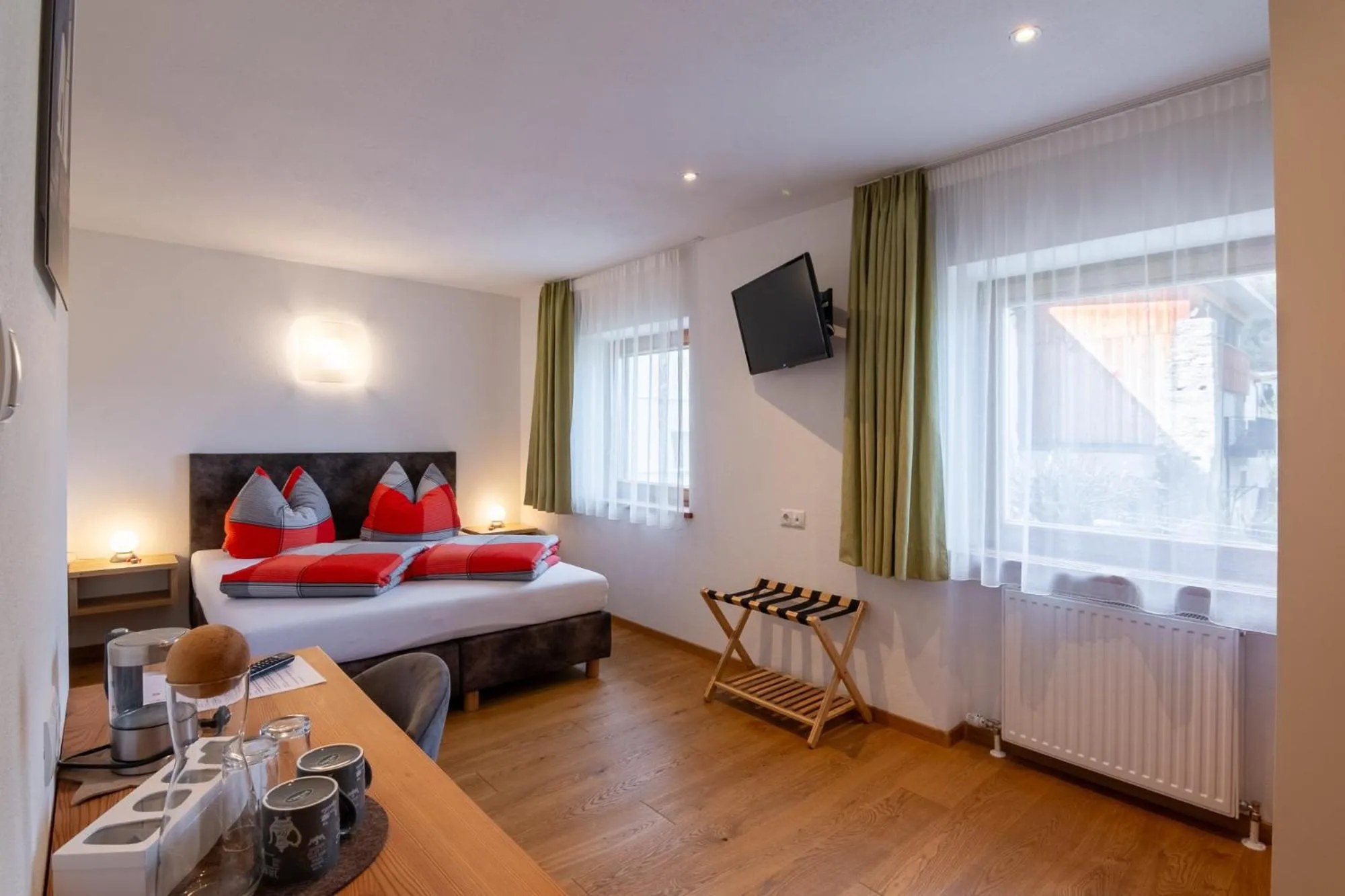 Photo of the whole room, Bed in Hotel Chavalatsch