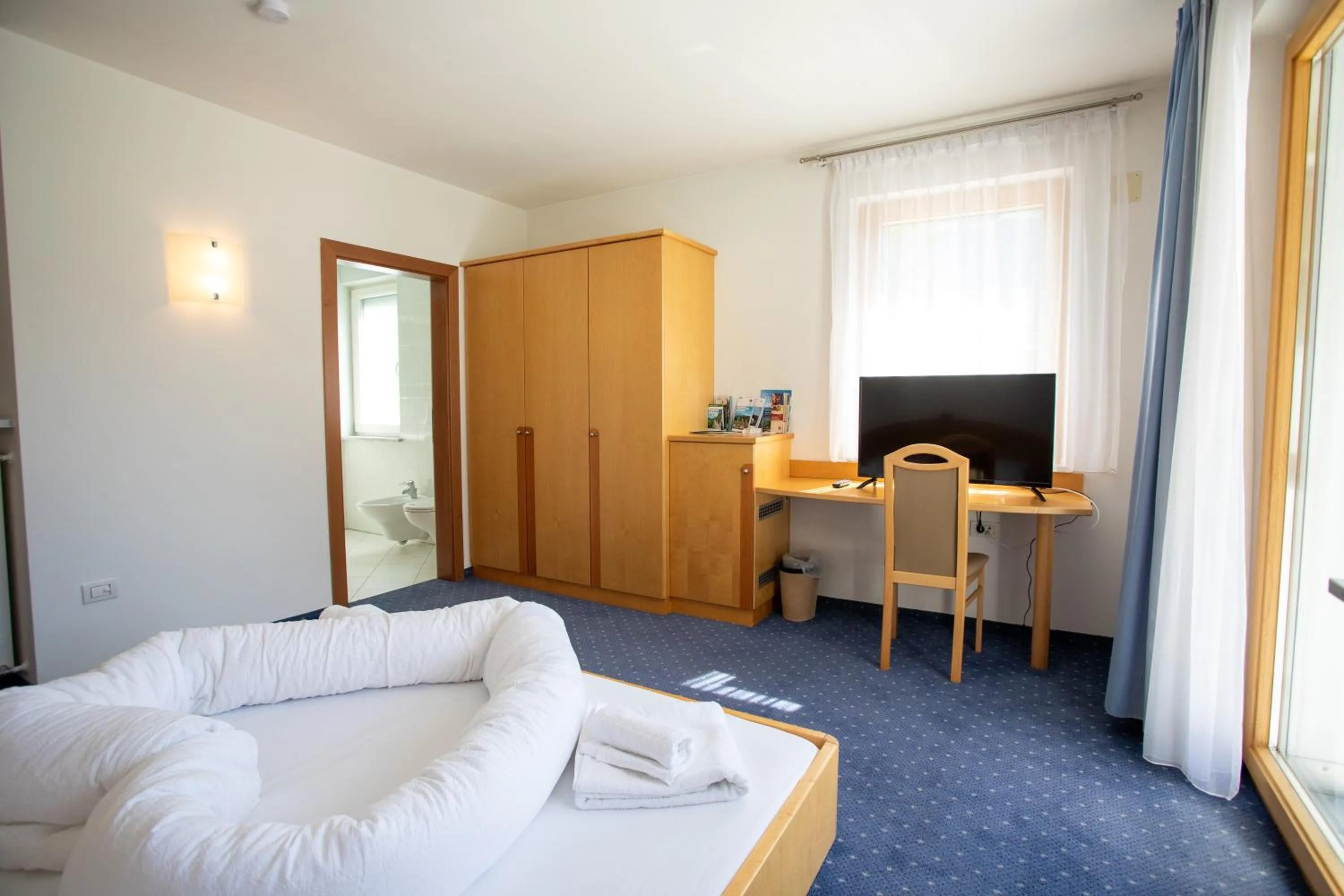 wardrobe, Bed in Bad Kochenmoos