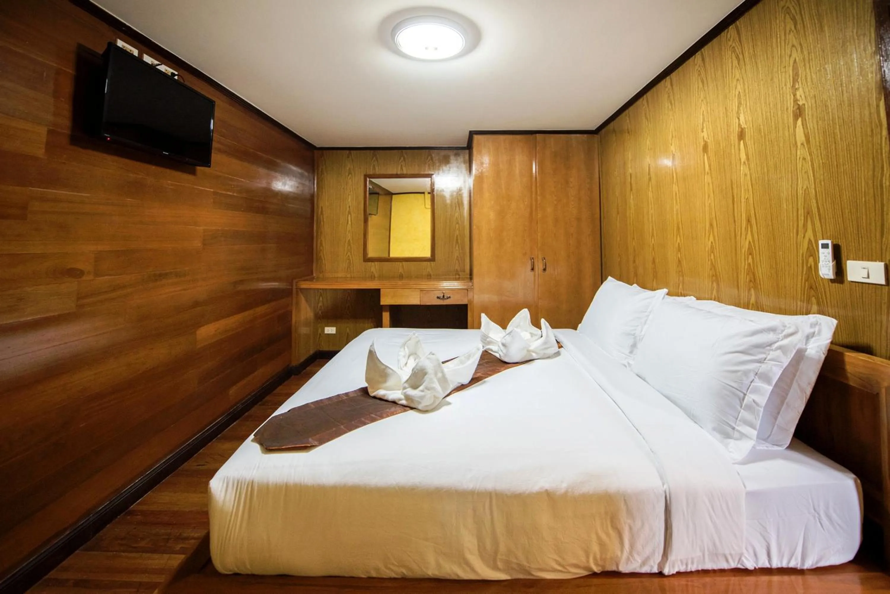 Photo of the whole room, Bed in Viking Resorts