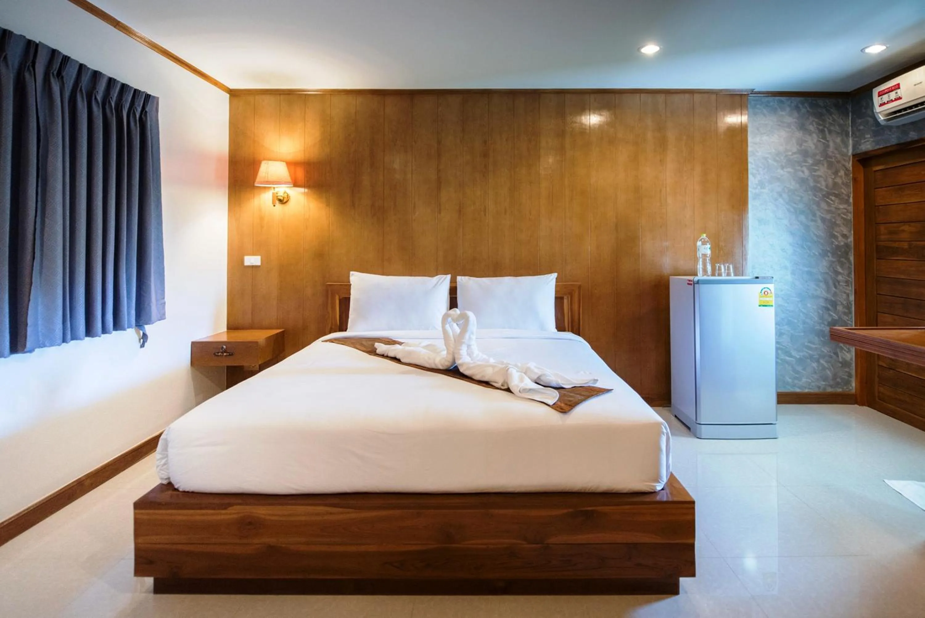 Photo of the whole room, Bed in Viking Resorts