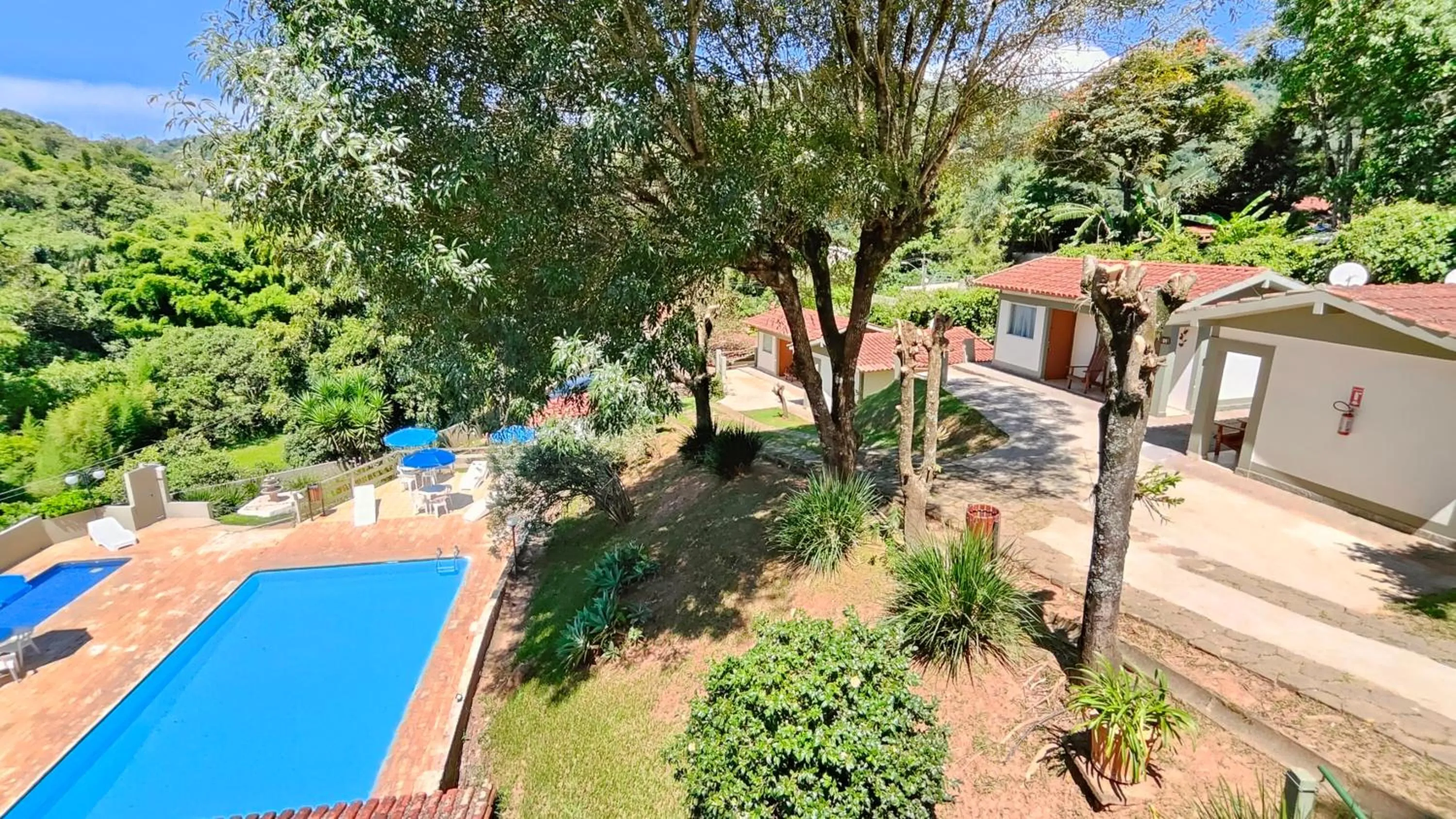 Swimming pool in Chalés Vila da Serra
