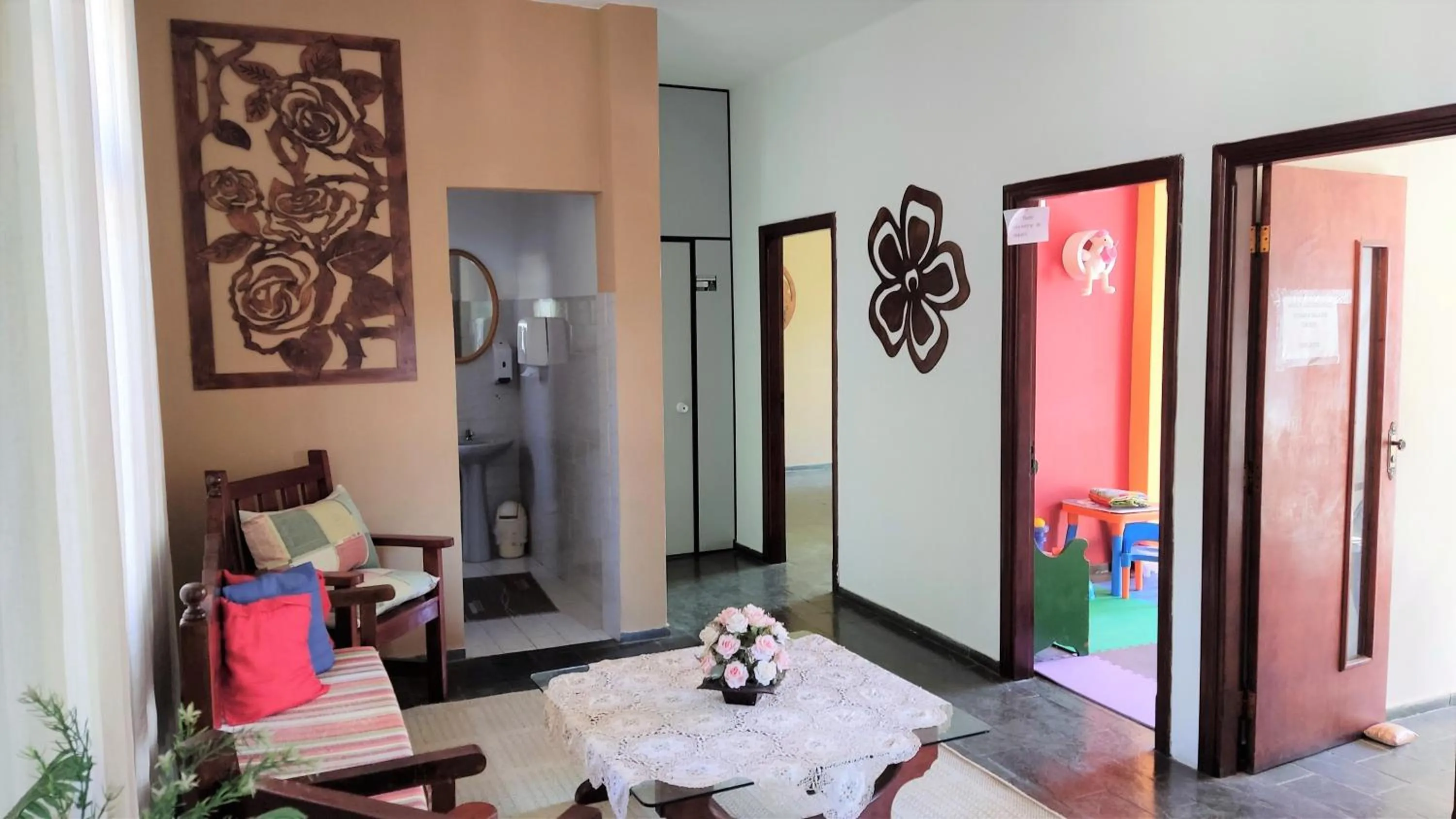 Communal lounge/ TV room in Chalés Vila da Serra