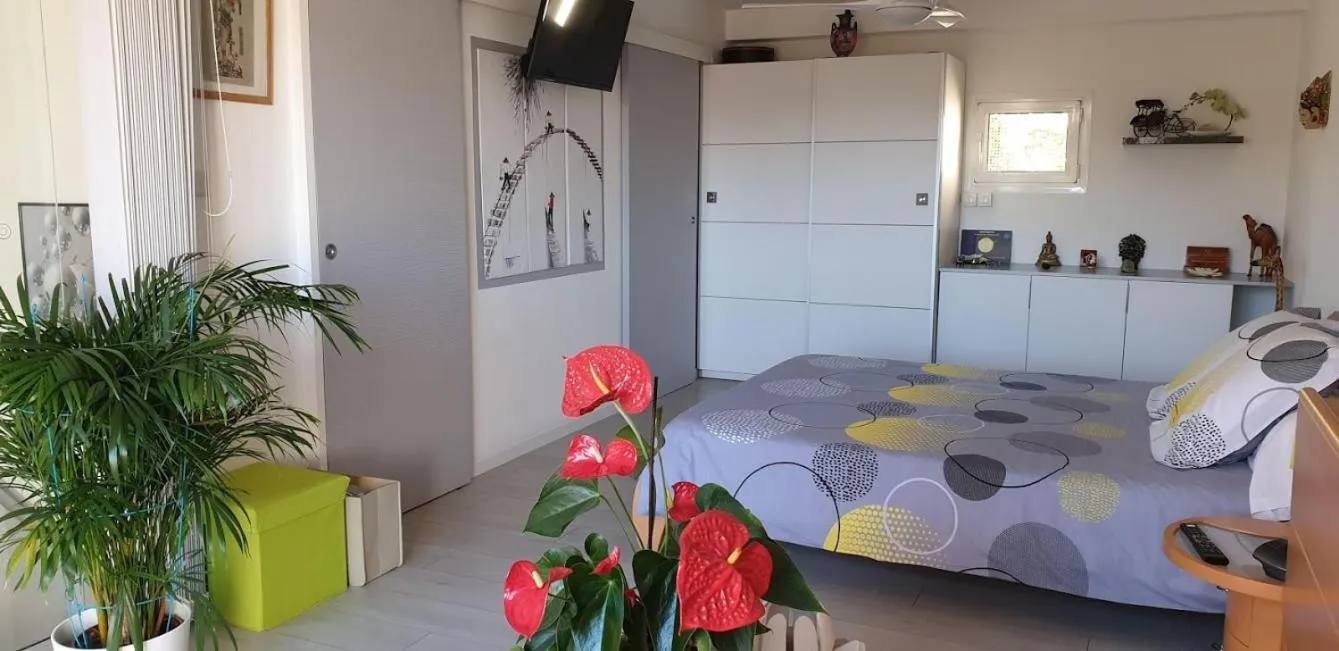 Shower, Bed in Chambres d'hôtes Chez Pat et Nanou