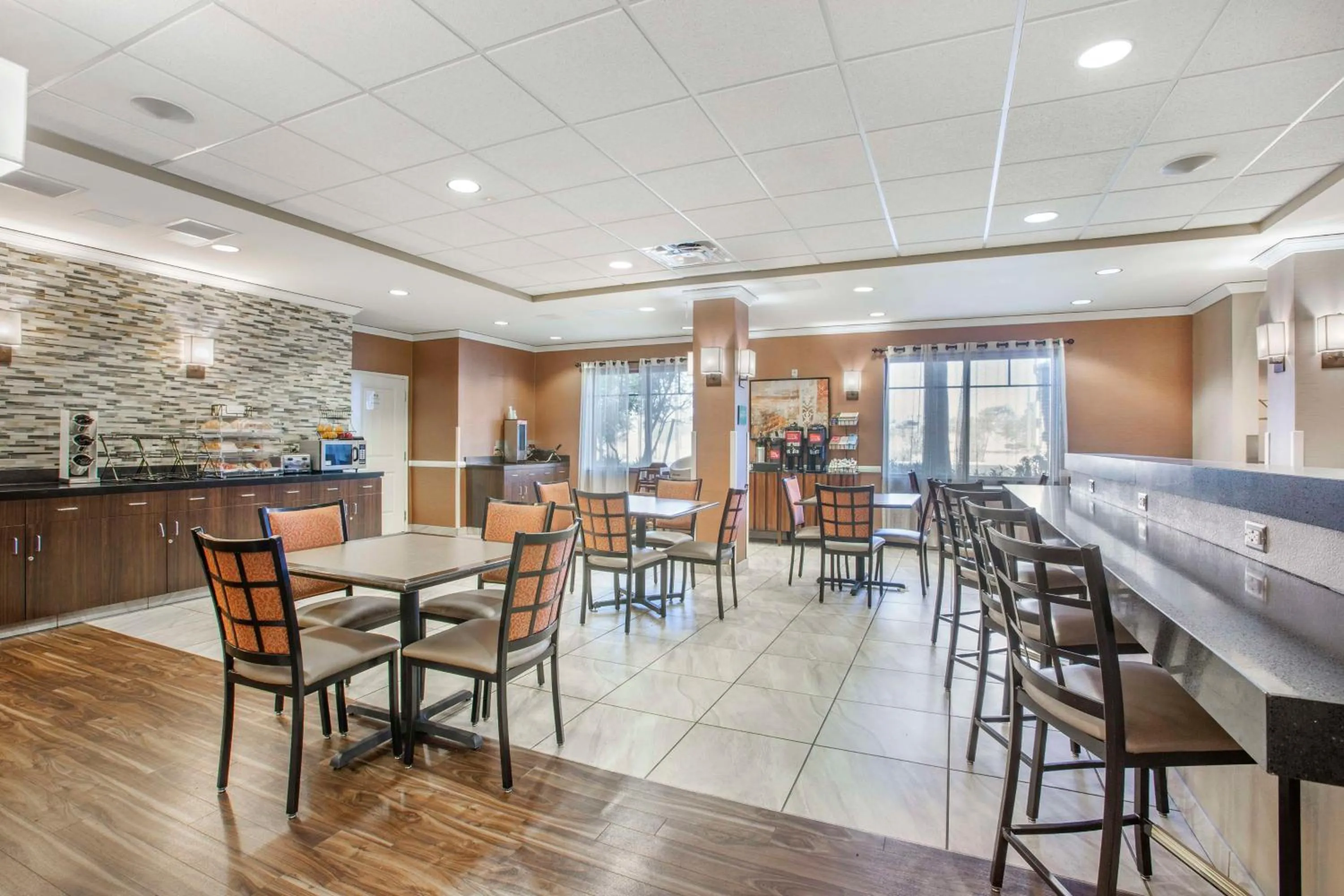 Breakfast in Best Western Plus Chandler Hotel & Suites