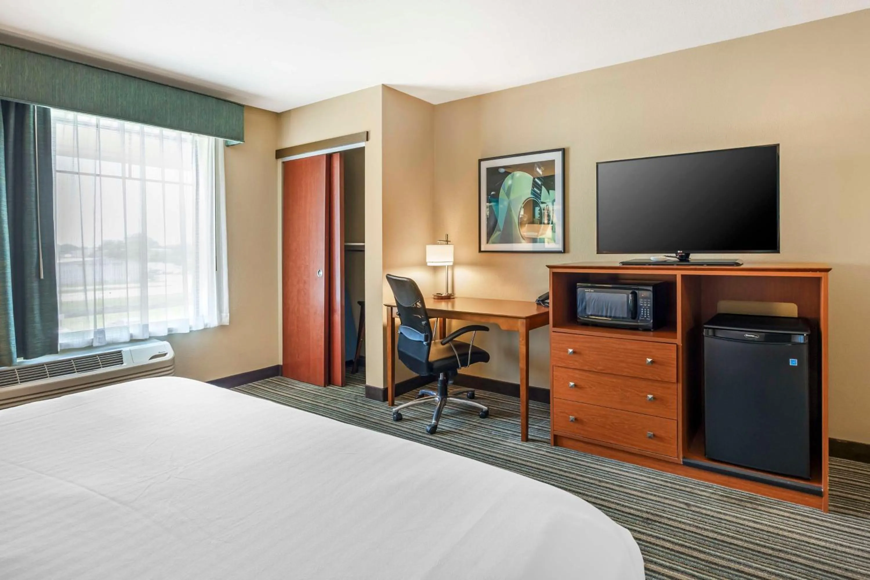 Bedroom, Bed in Best Western Plus Tuscumbia/Muscle Shoals Hotel & Suites