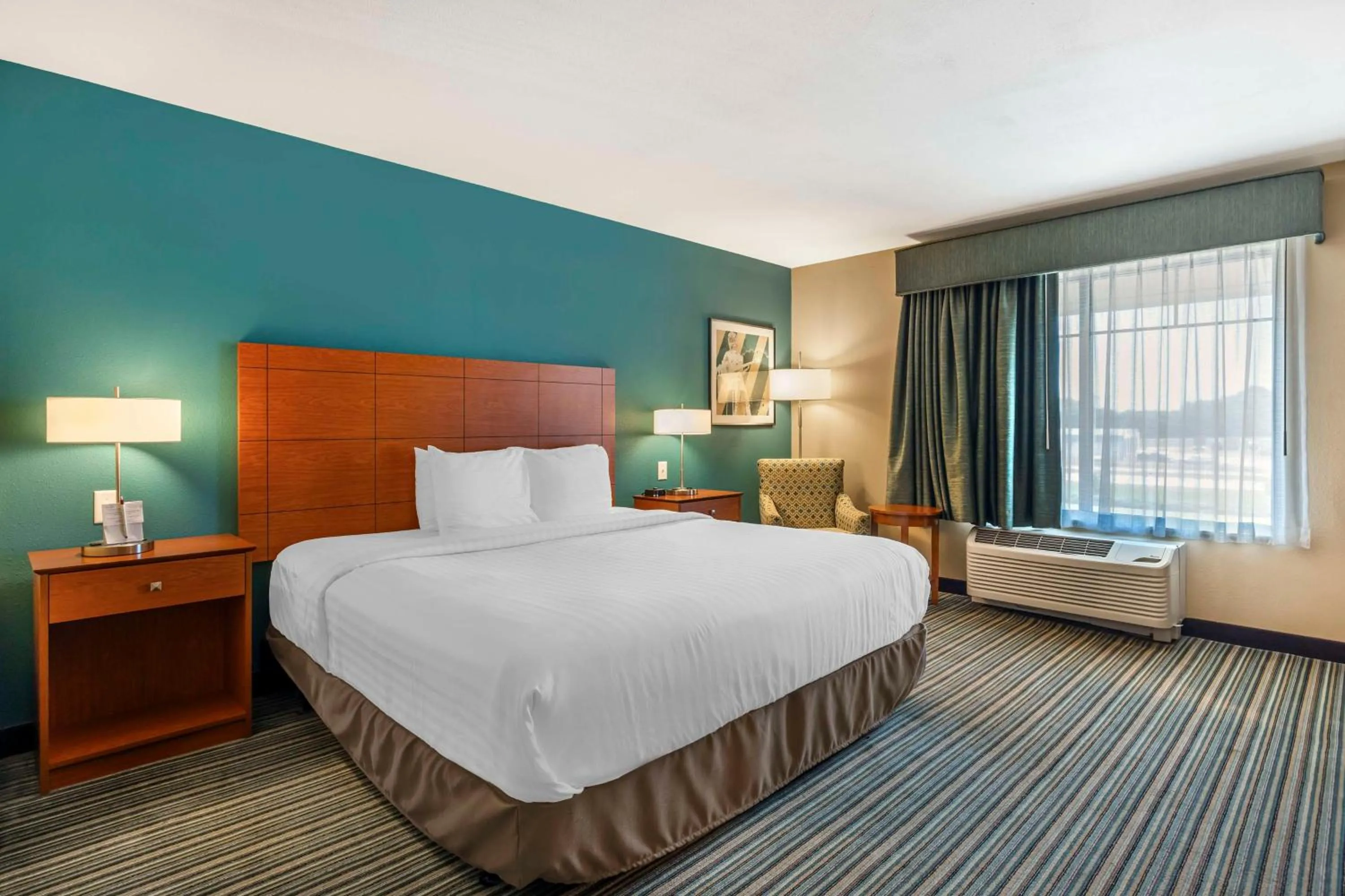 Bedroom, Bed in Best Western Plus Tuscumbia/Muscle Shoals Hotel & Suites