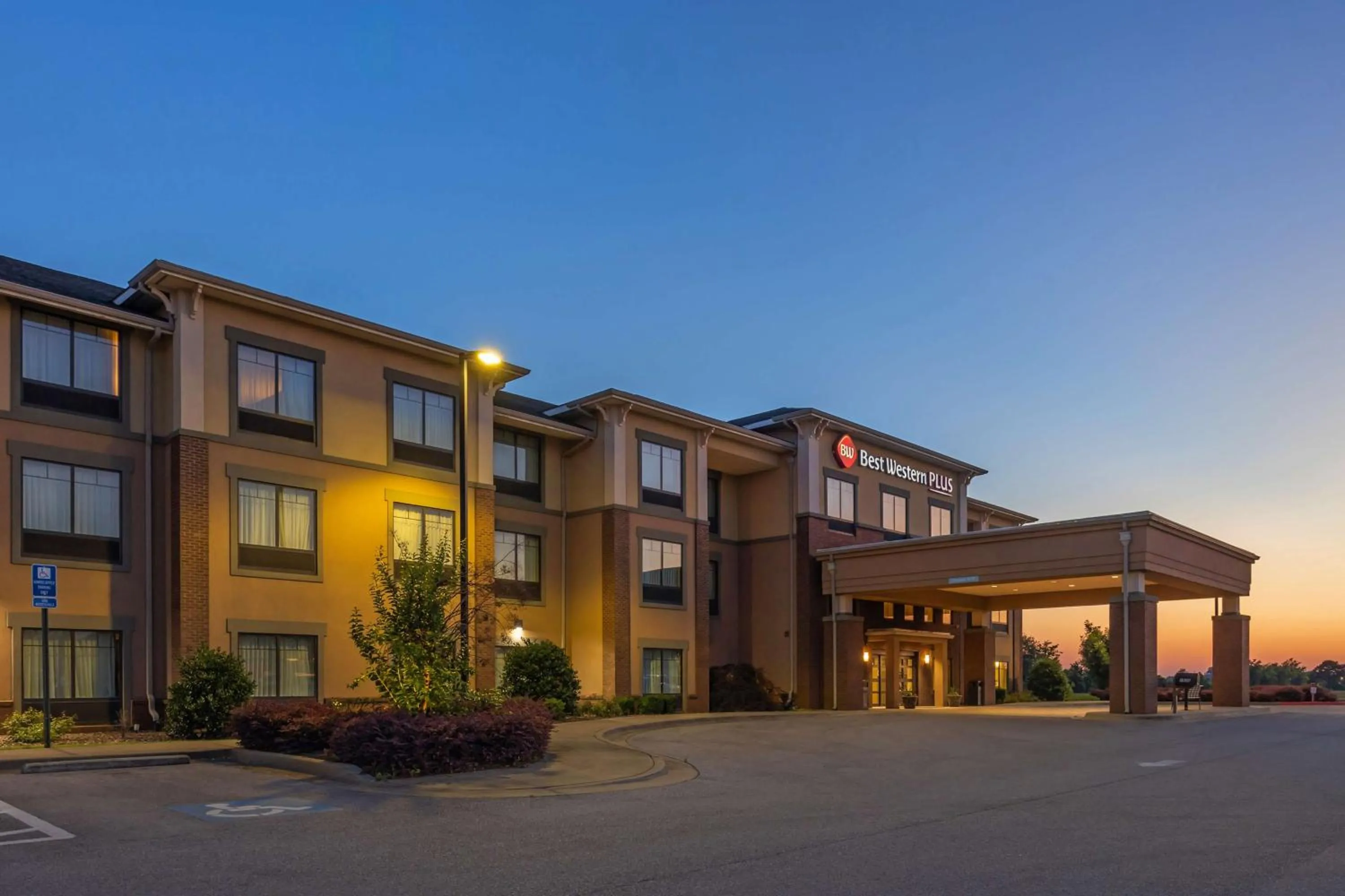 Property building in Best Western Plus Tuscumbia/Muscle Shoals Hotel & Suites