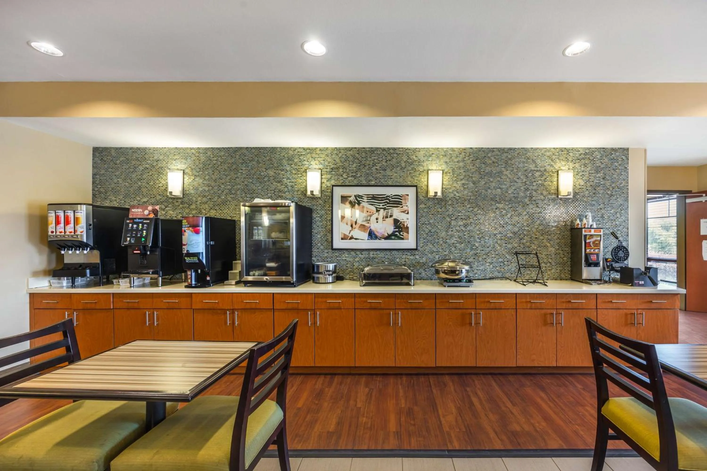 Breakfast in Best Western Plus Tuscumbia/Muscle Shoals Hotel & Suites