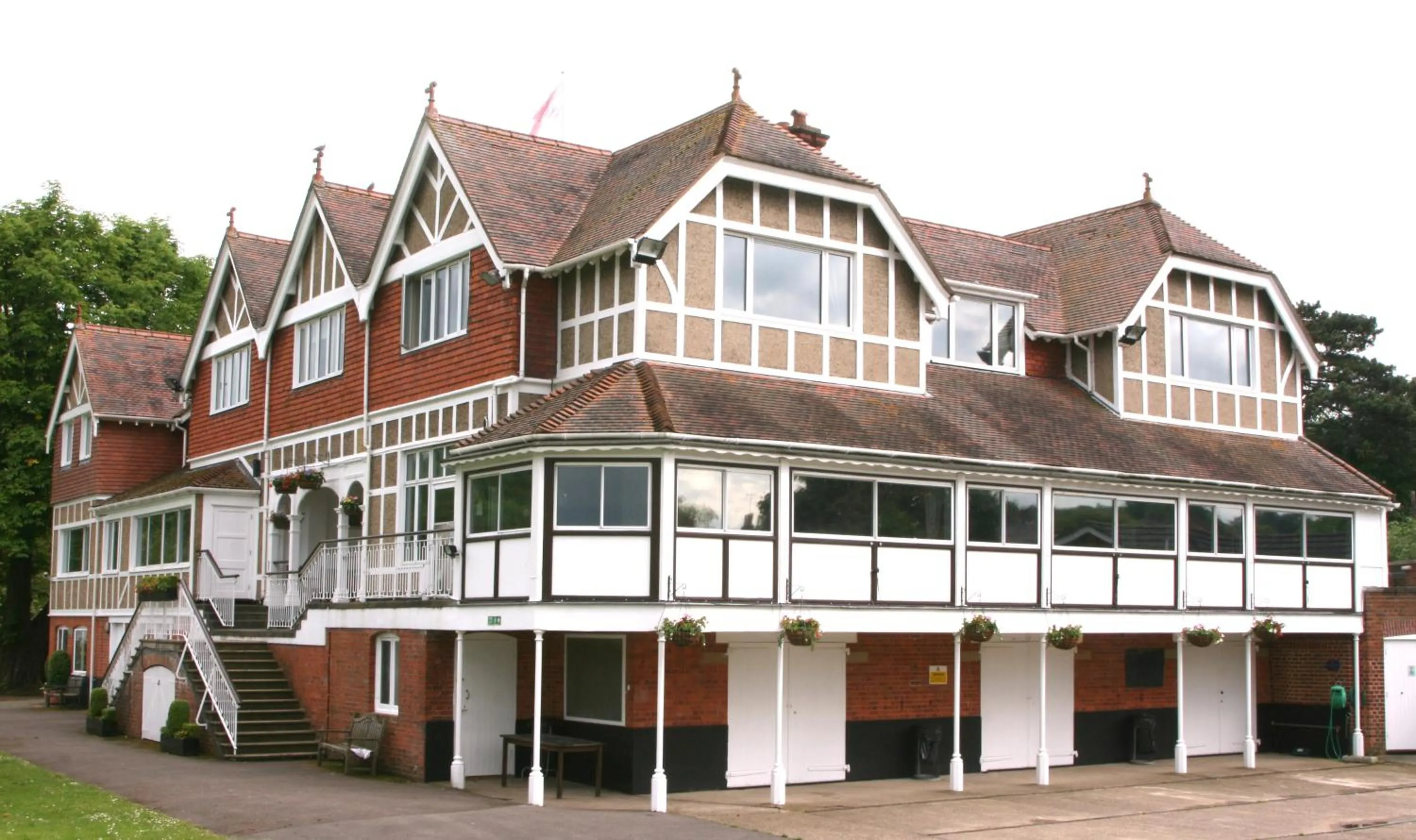 Facade/entrance in Leander Club