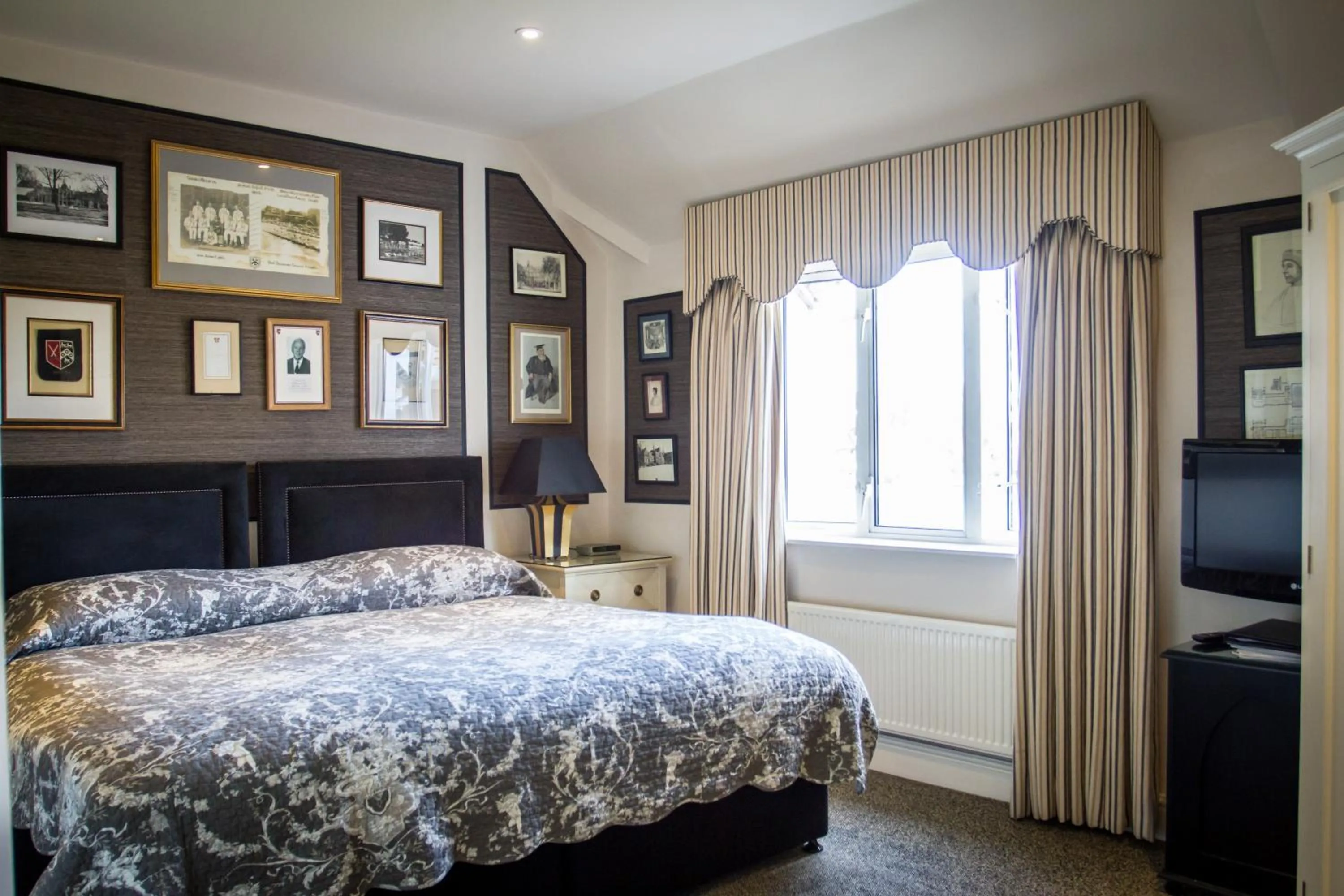 Photo of the whole room, Bed in Leander Club