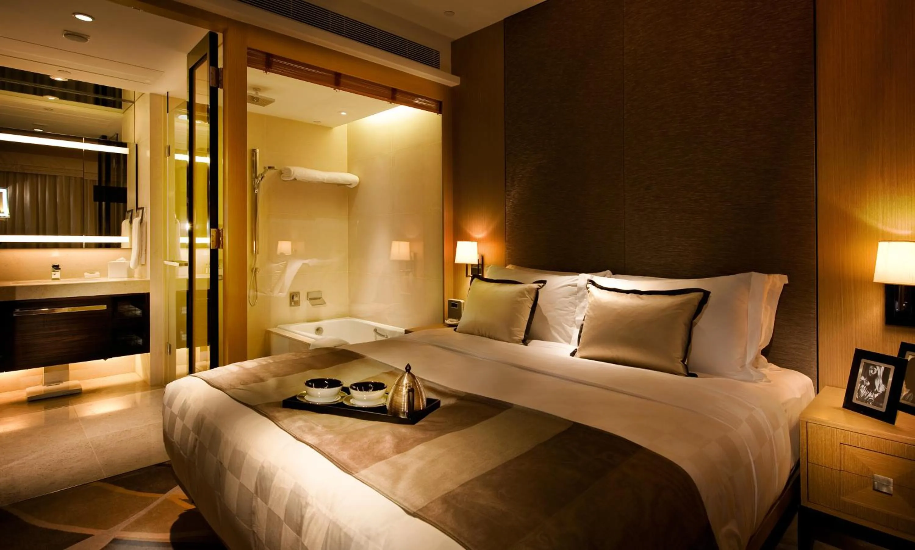 Shower in The HarbourView Place @ the ICC megalopolis