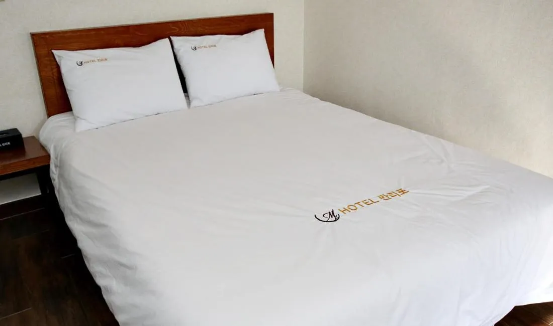 Decorative detail, Bed in Hotel Mallipo