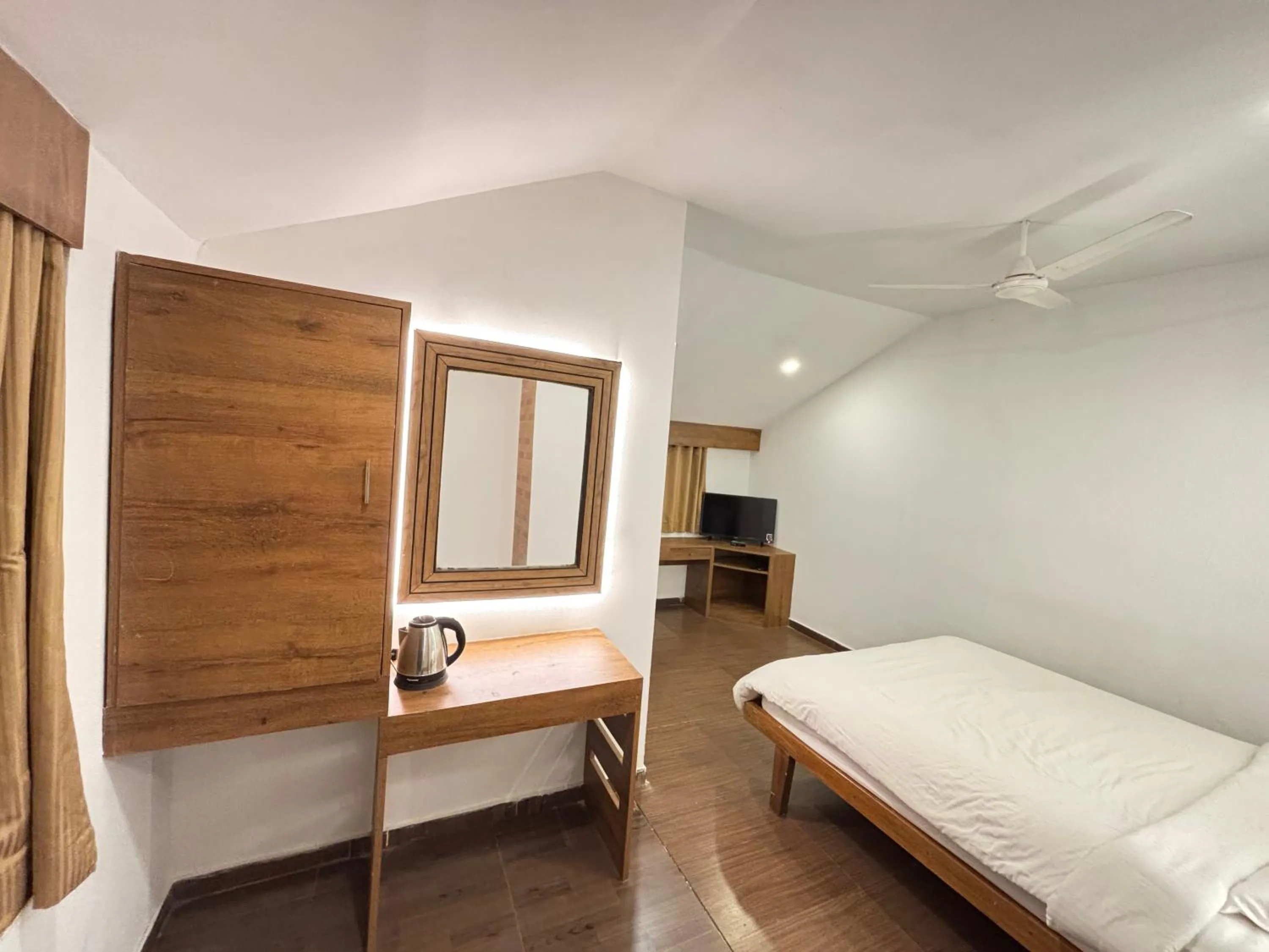 Bed in Zeenath Taj Gardens