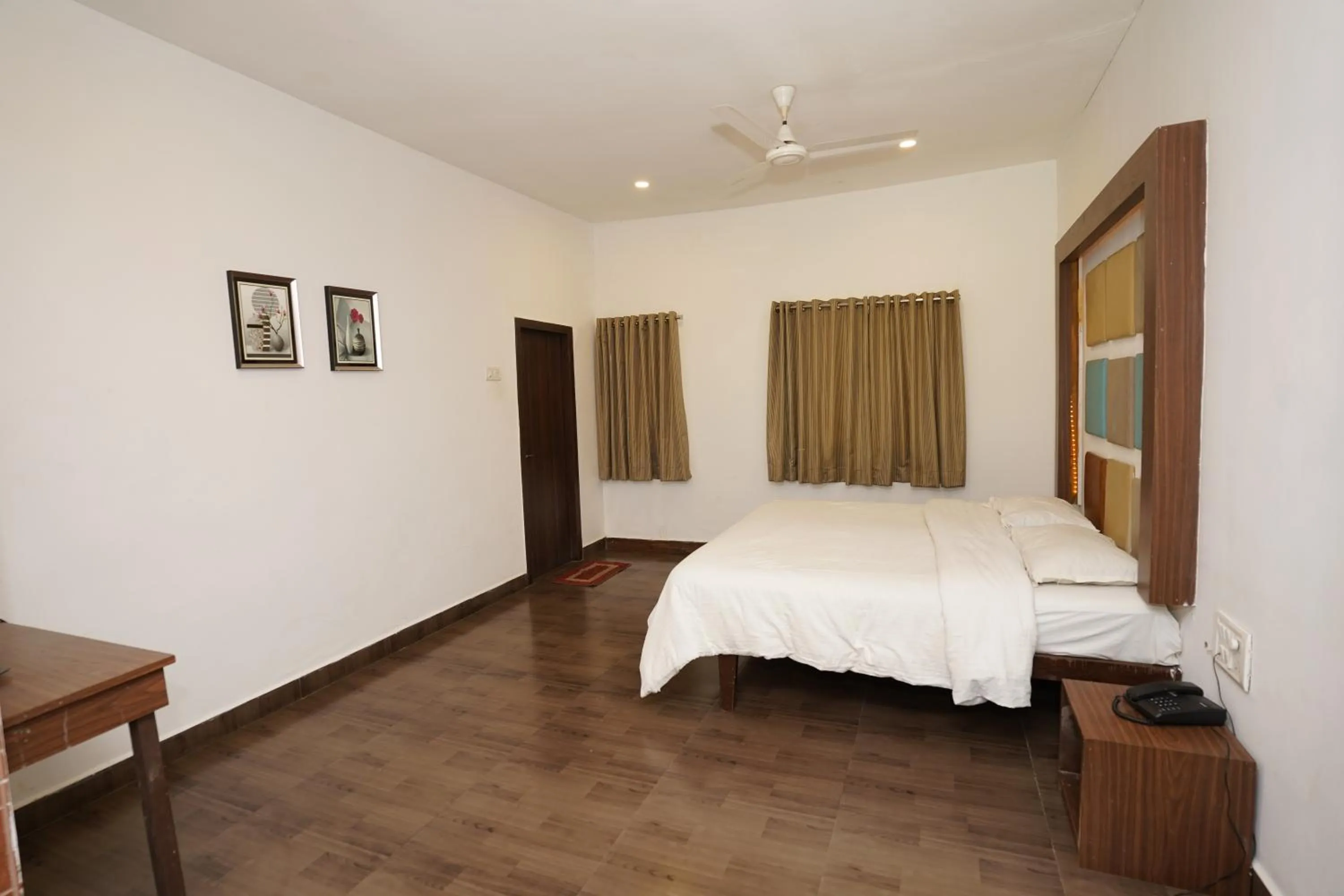 Bed in Zeenath Taj Gardens