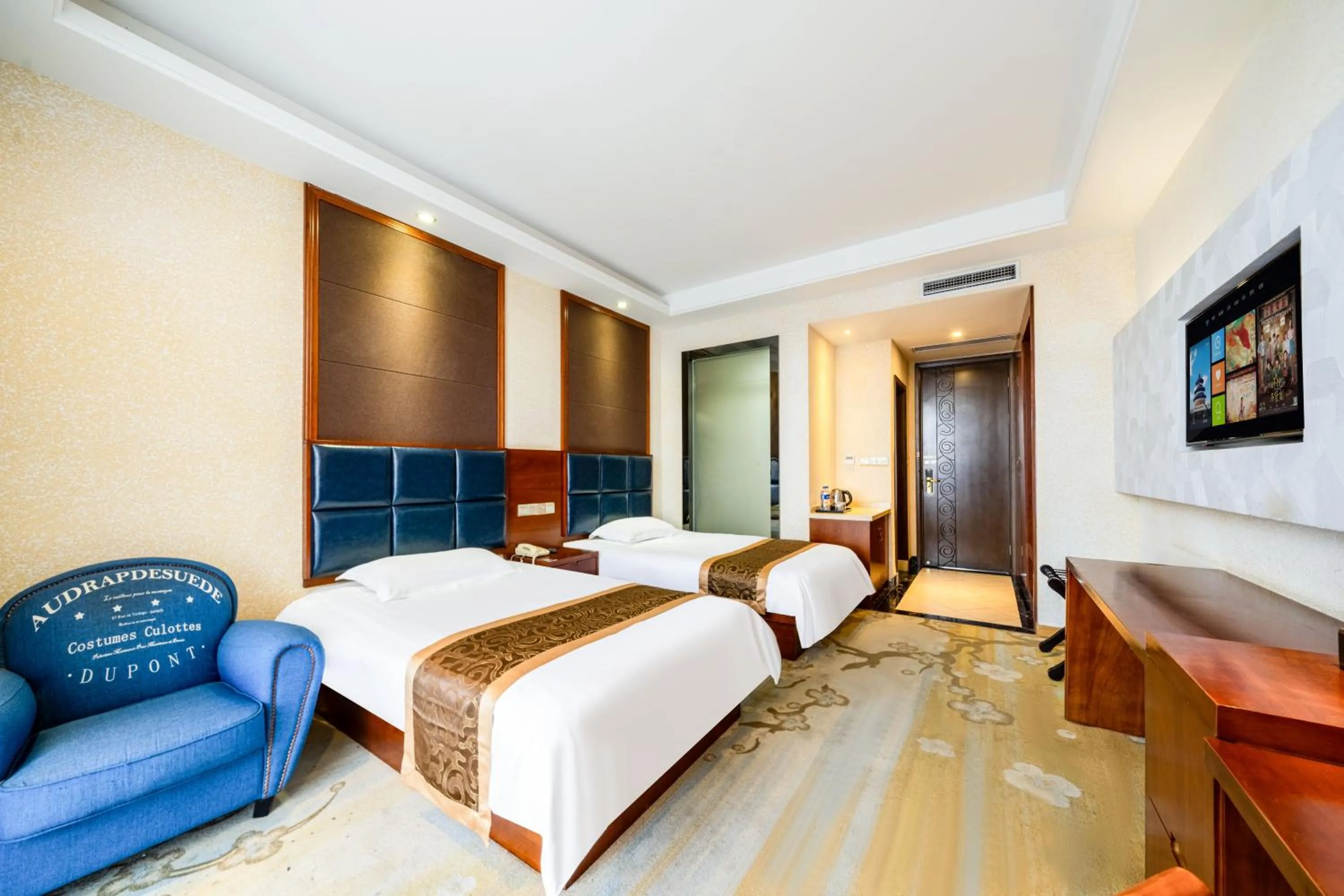 Living room, Bed in Bo Ai International Hotel Shanghai Pudong Airport Branch-Provide shuttle services to Pudong Airport and Disneyland