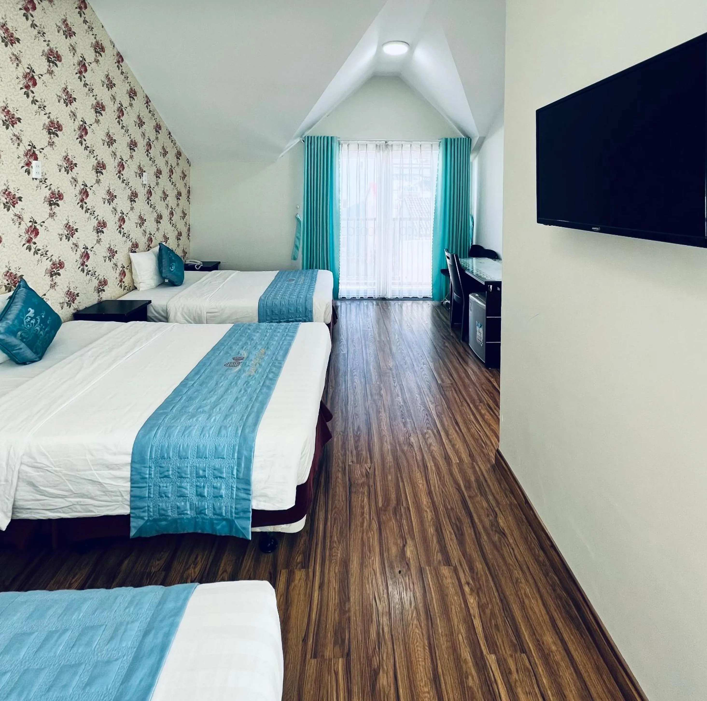 Communal lounge/ TV room, Bed in Dalat Eco Hotel