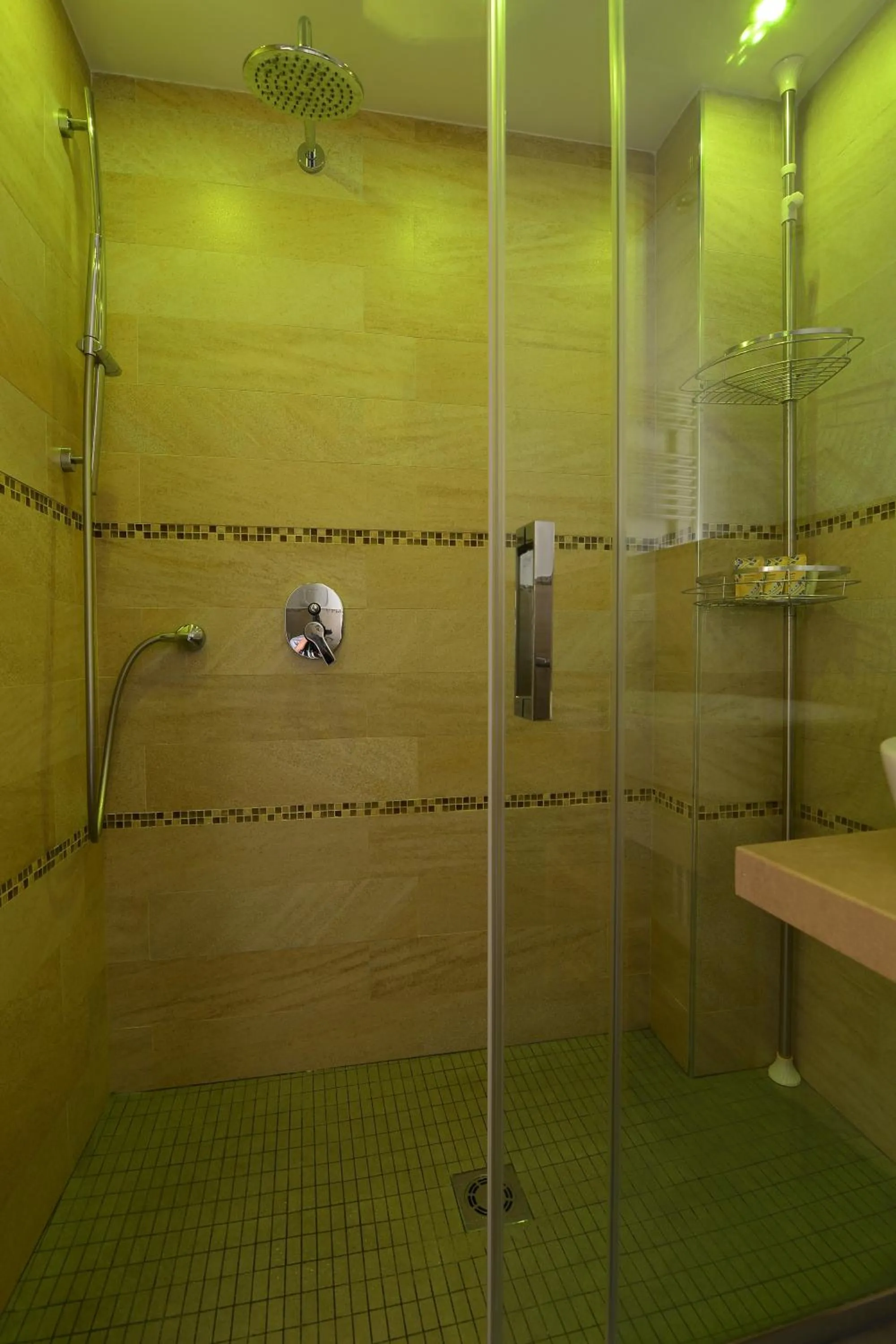 Shower in B&B Le Porte Del Centro