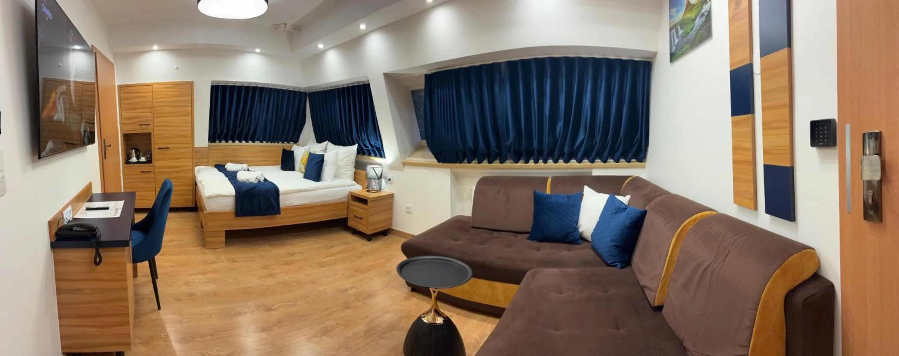 Photo of the whole room, Bed in Piramida