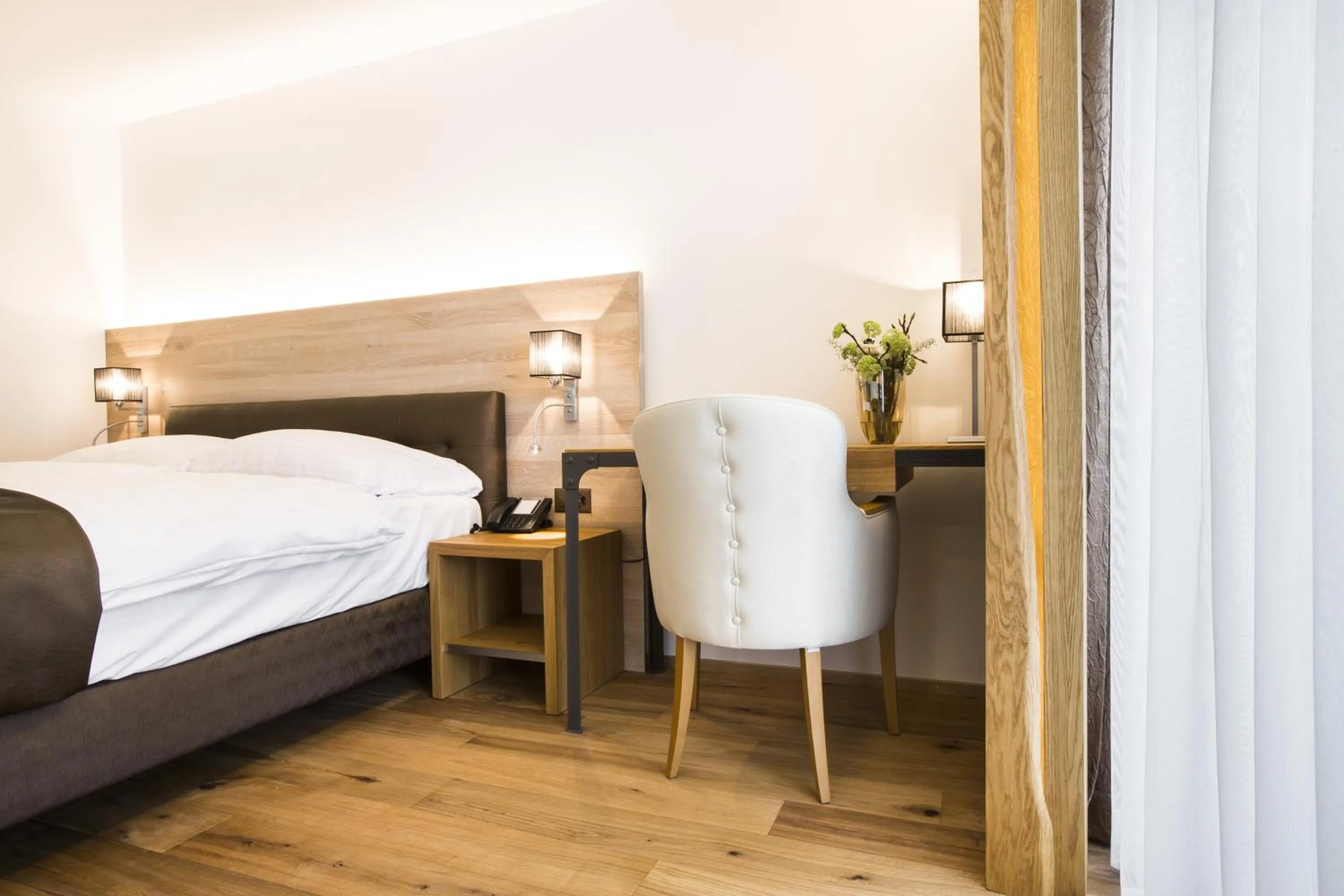 Seating area, Bed in Romantik Hotel le Vignier